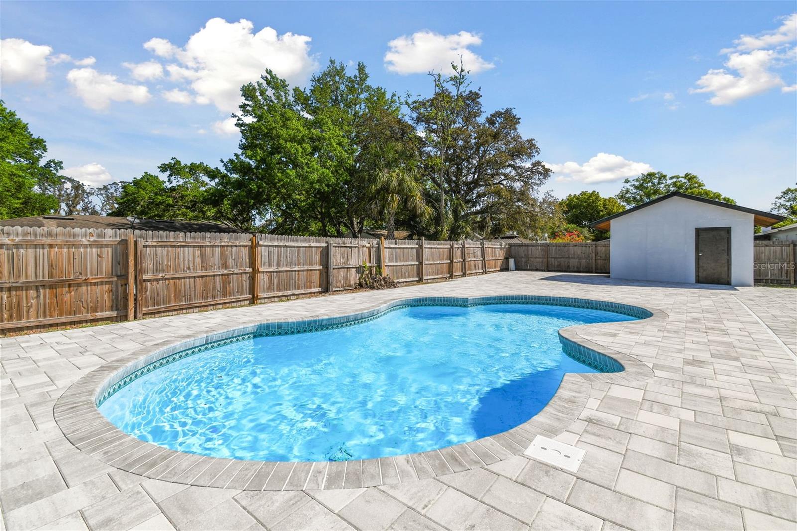 706 CALIENTE DR