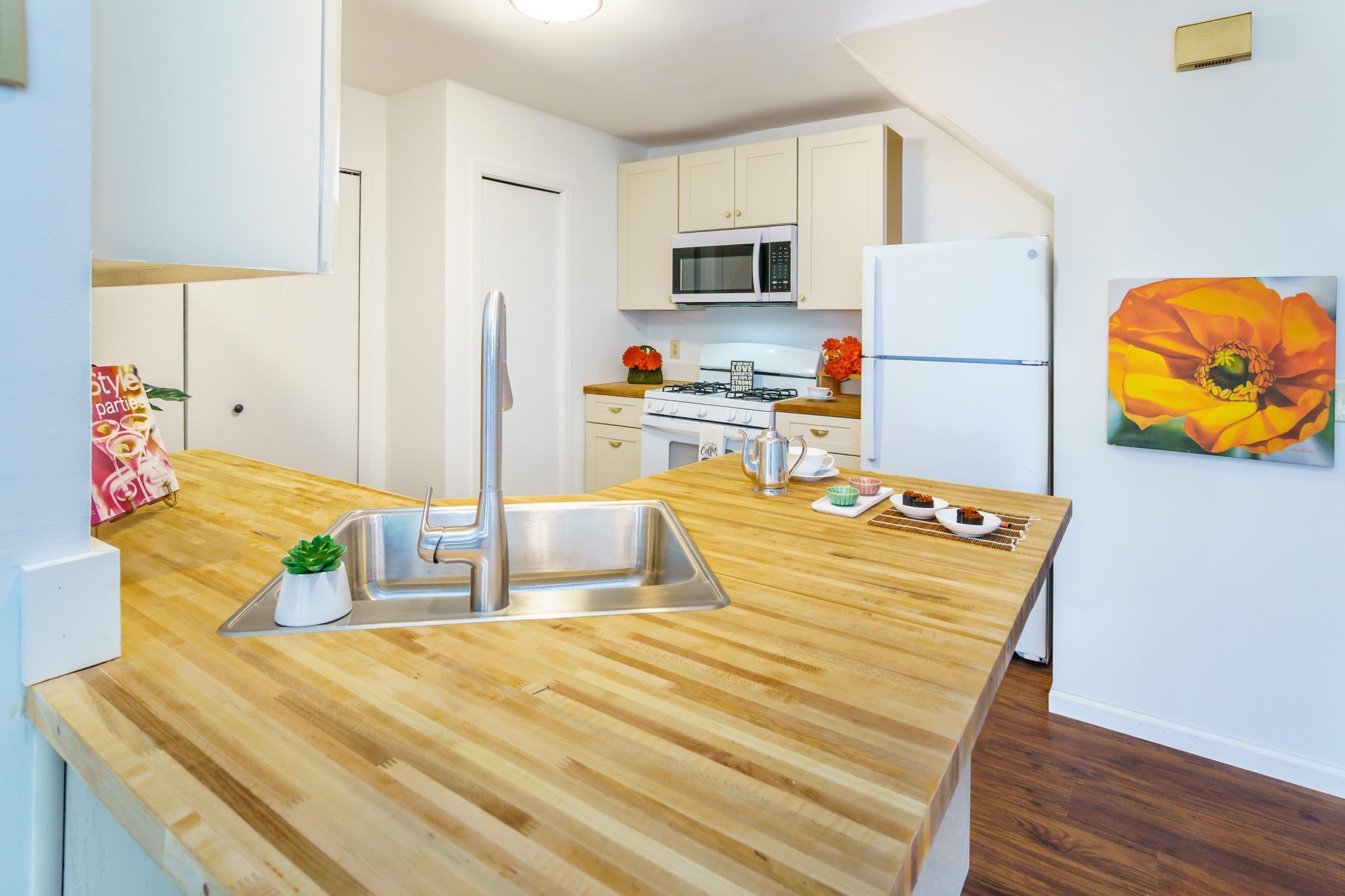 10005 Russell Avenue N Unit: 3