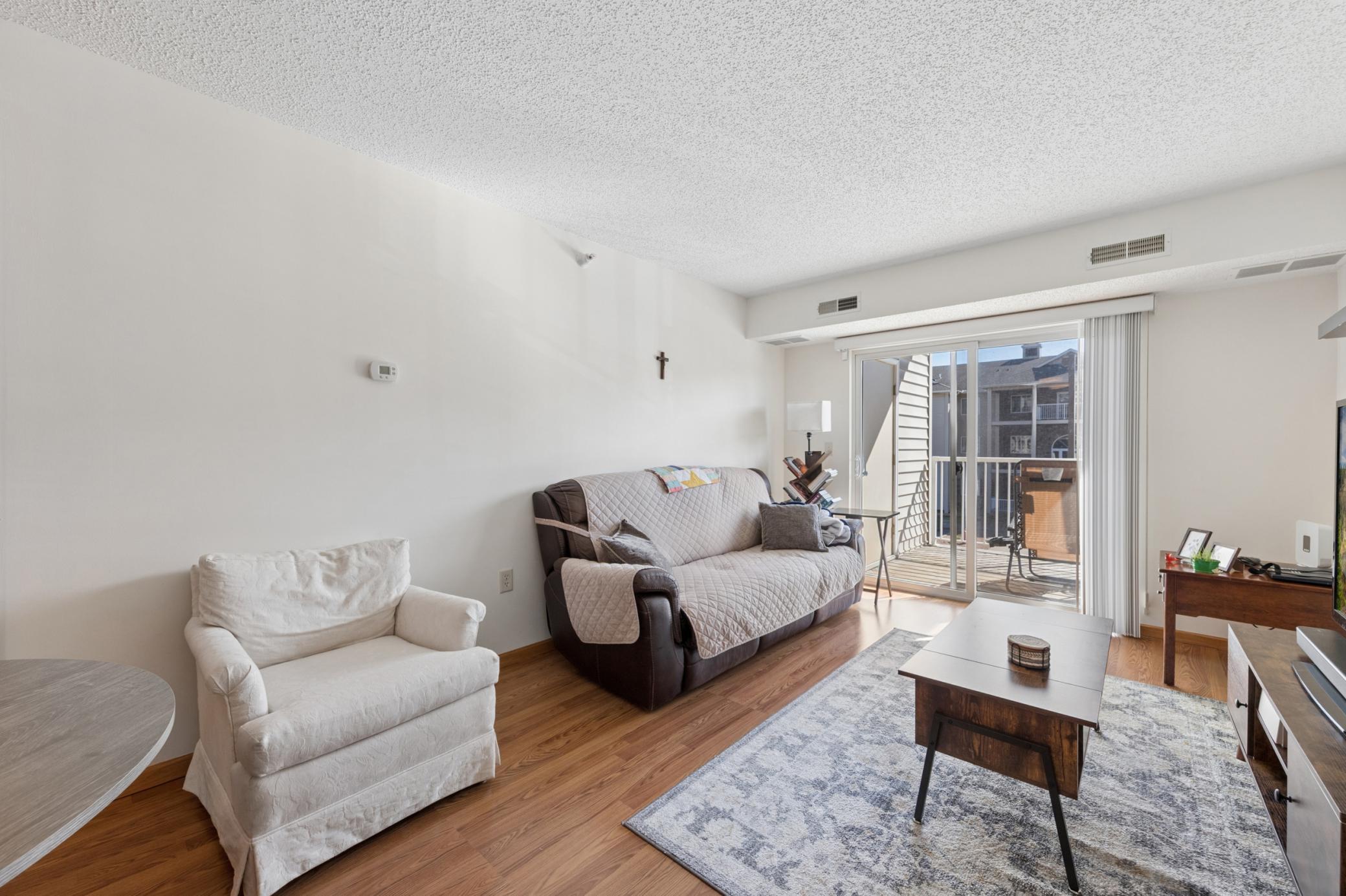 1590 Parkwood Drive Unit: 207