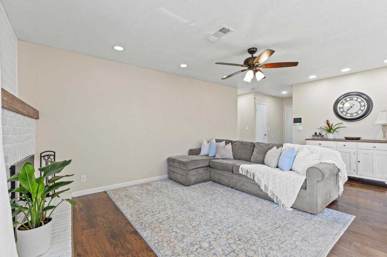 1542 Granada Way