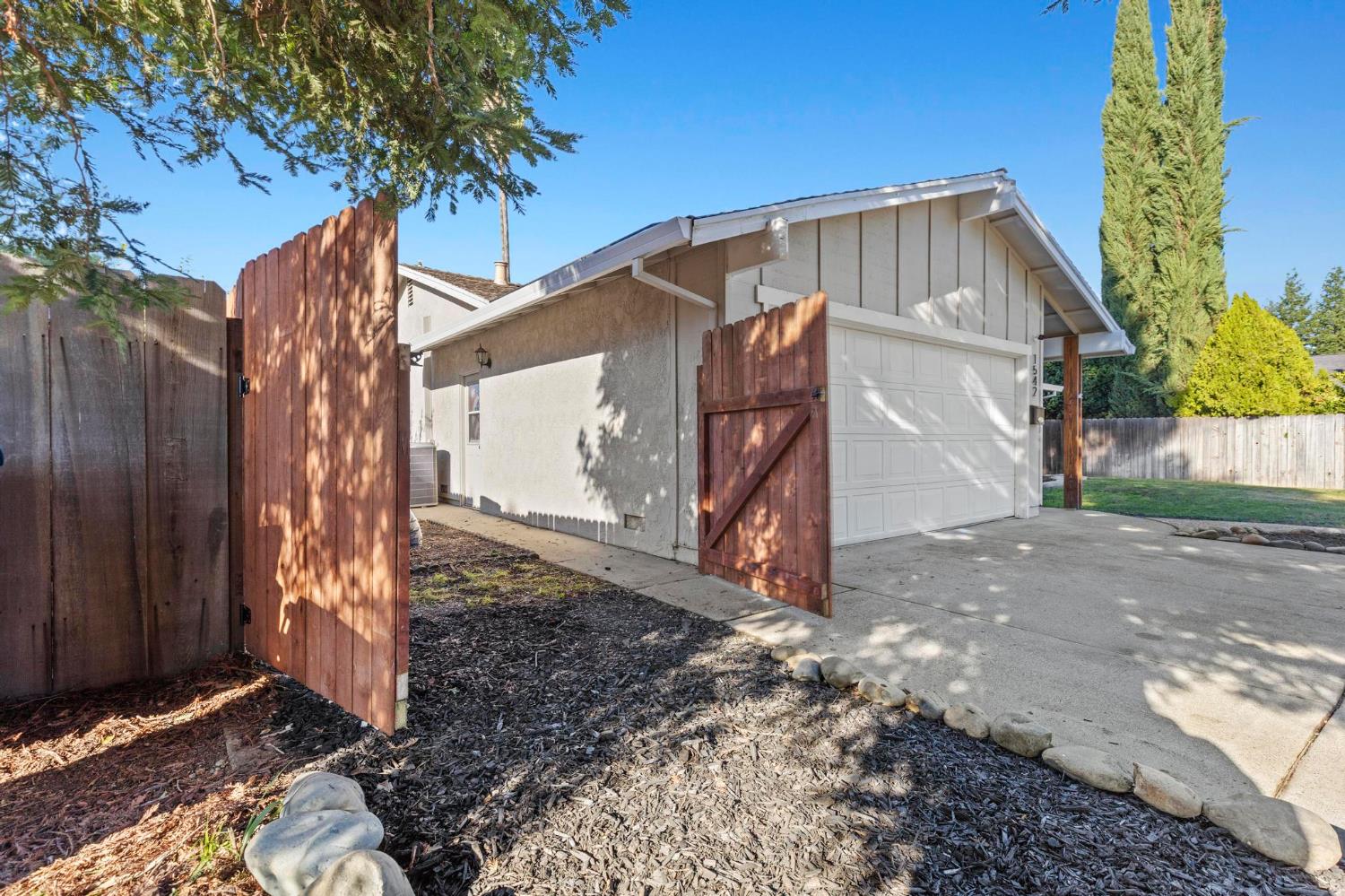 1542 Granada Way