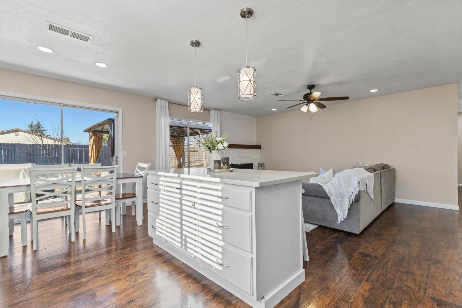1542 Granada Way