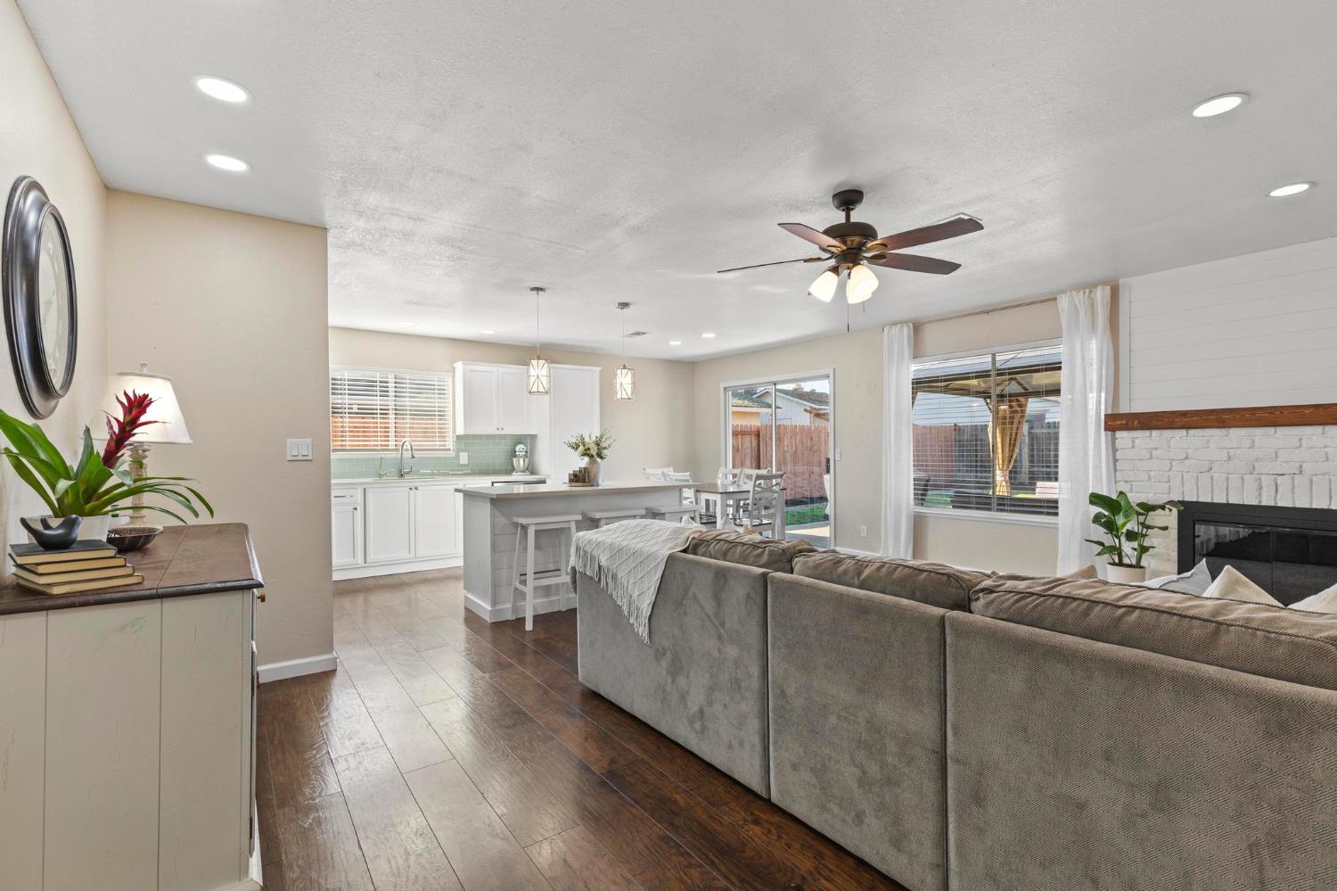 1542 Granada Way