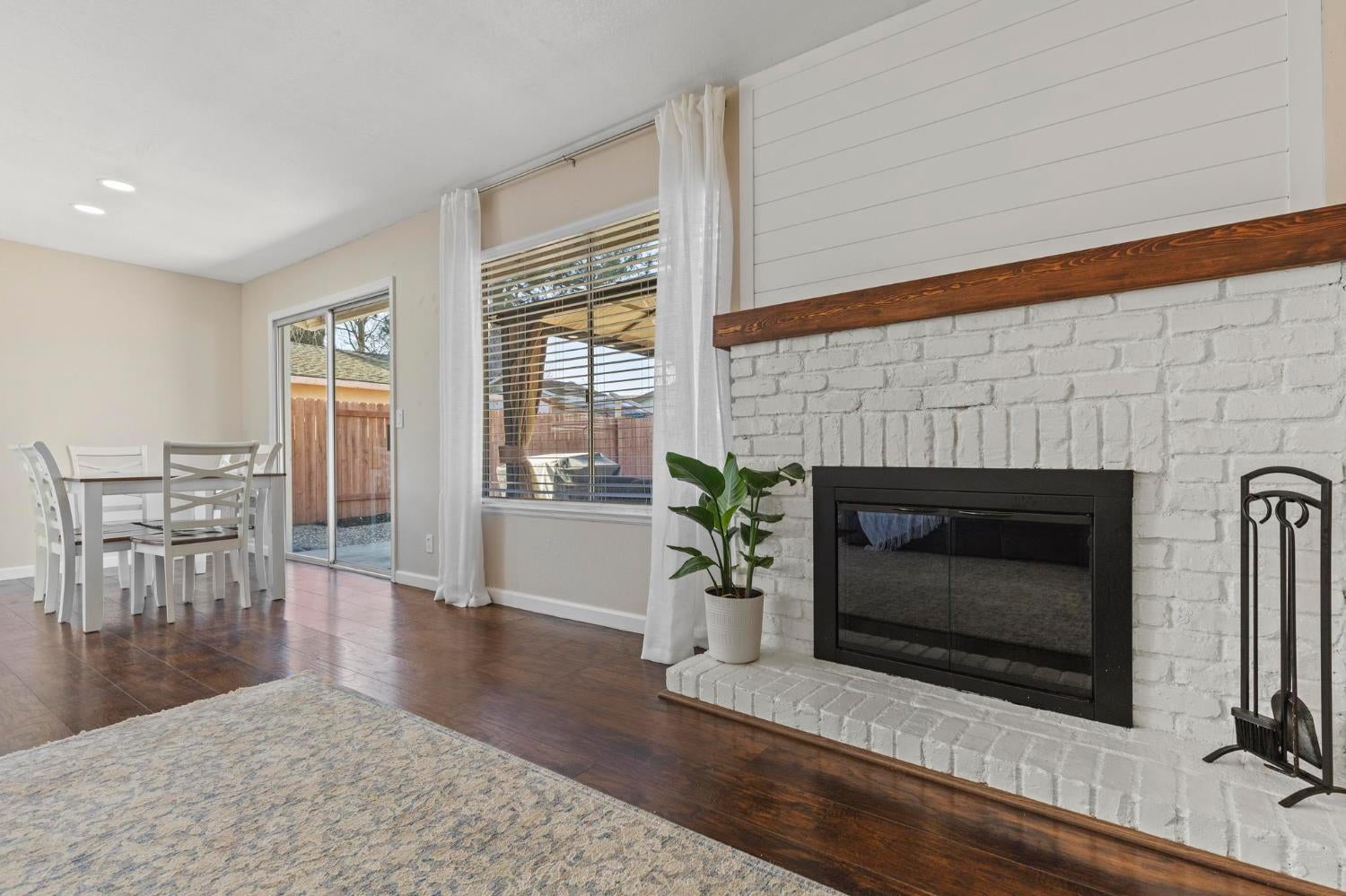 1542 Granada Way
