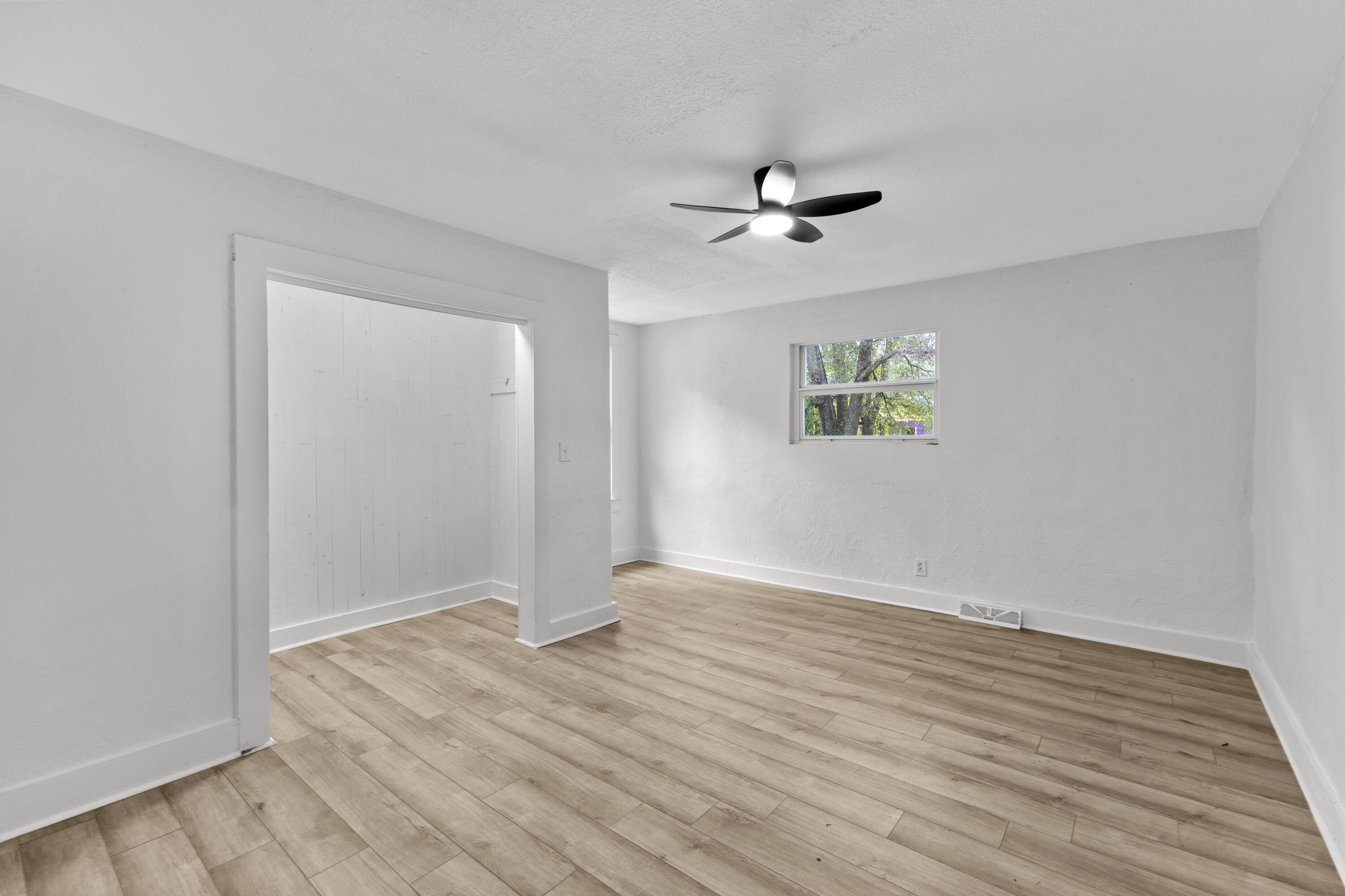 2722 W Surrey Drive