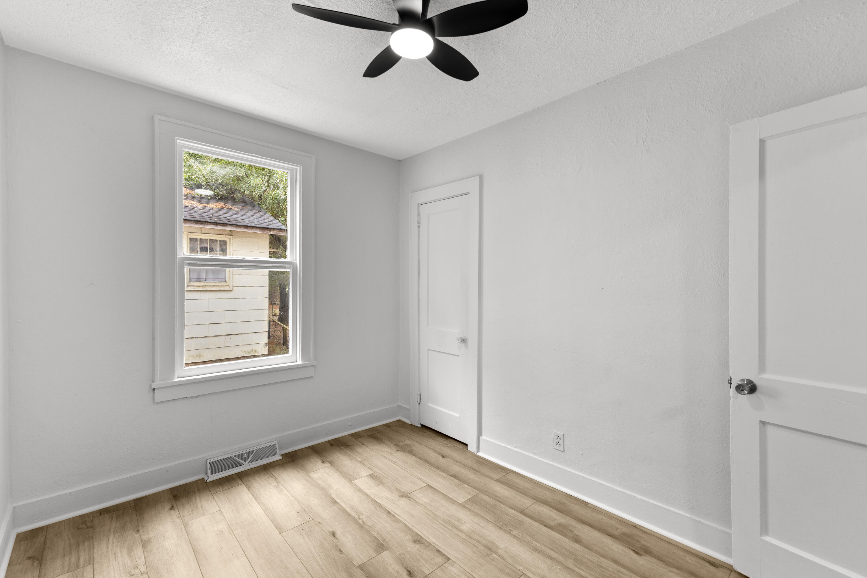 2722 W Surrey Drive