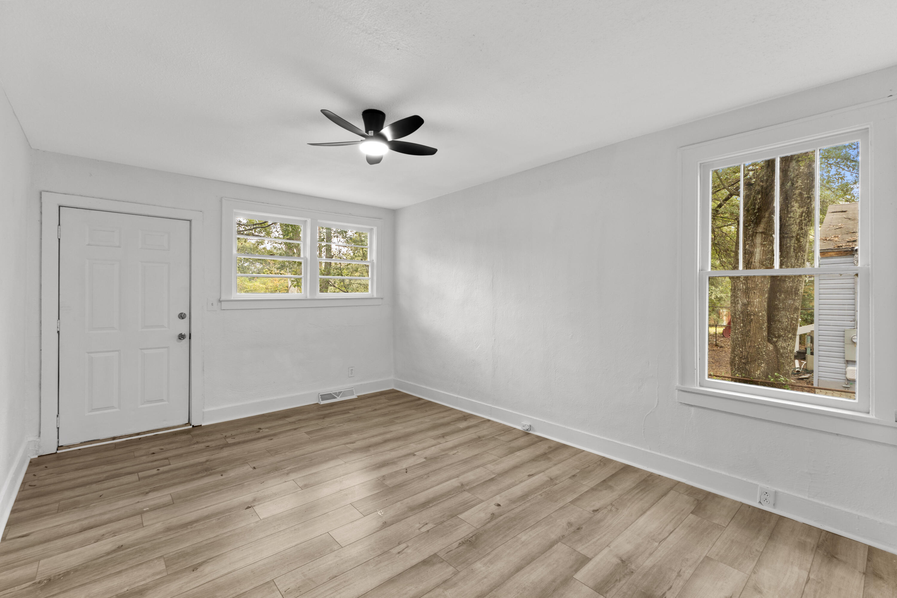 2722 W Surrey Drive