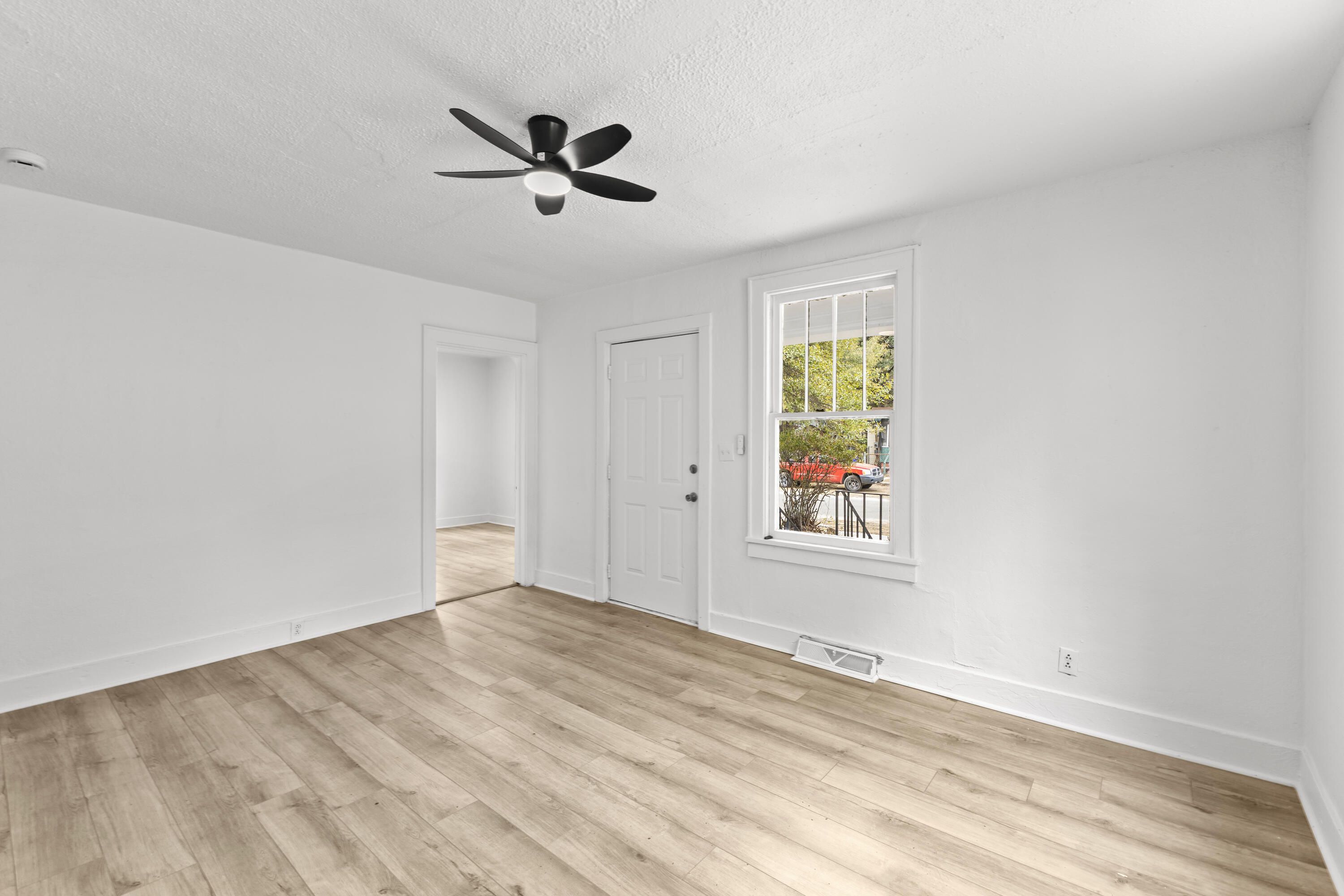 2722 W Surrey Drive