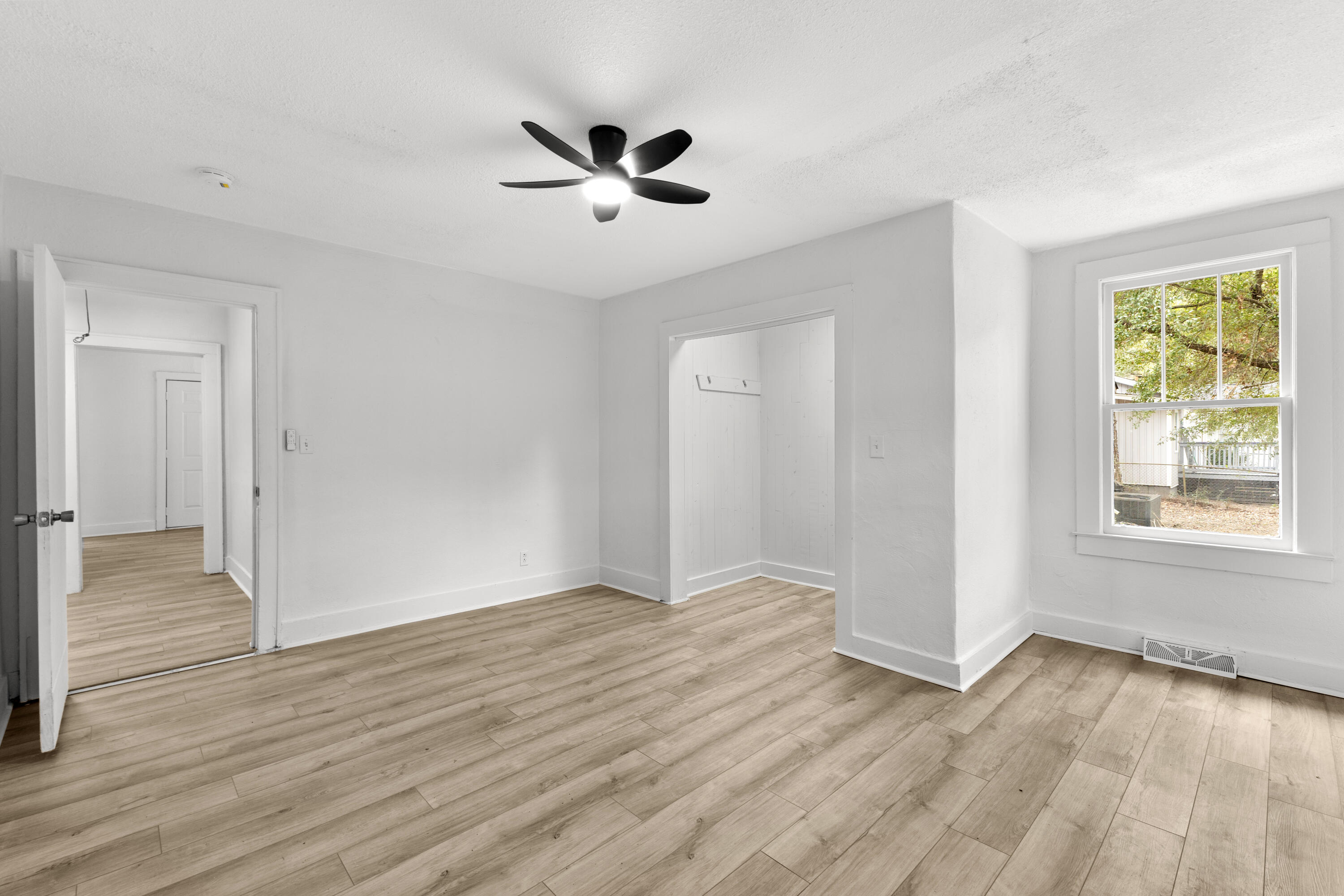 2722 W Surrey Drive