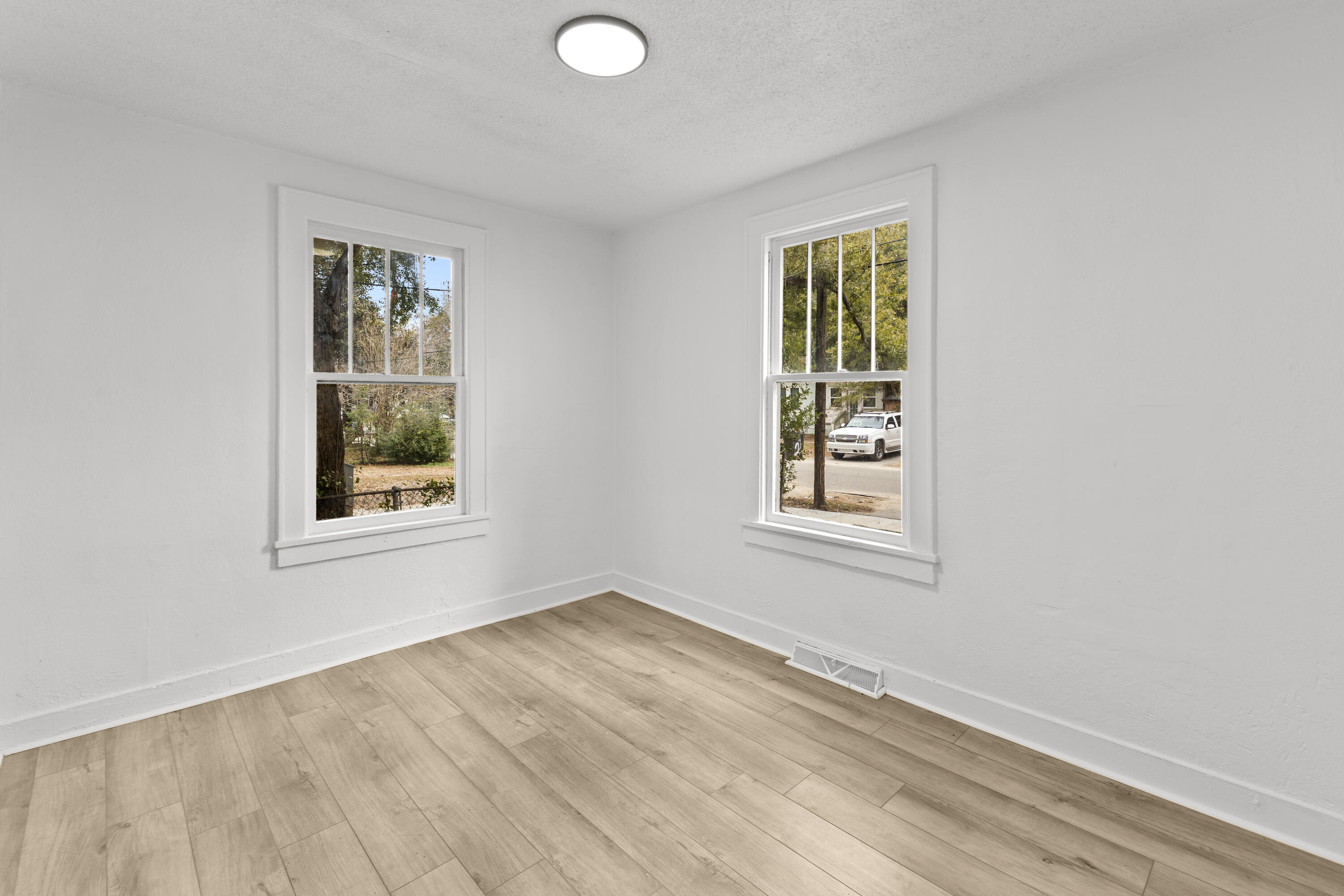 2722 W Surrey Drive