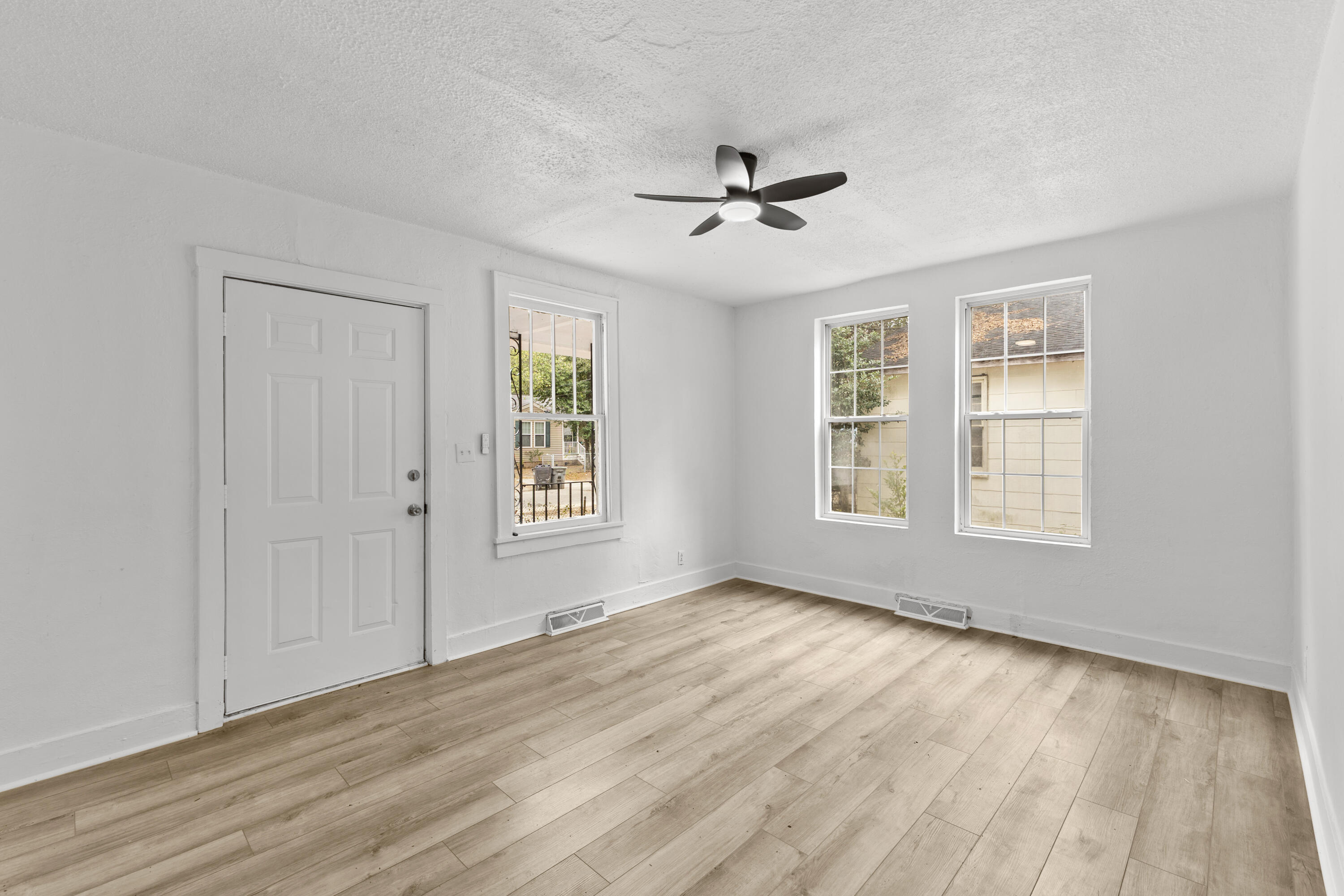 2722 W Surrey Drive