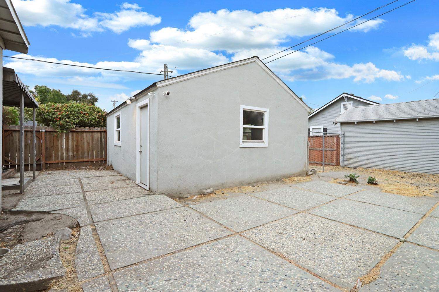 201 E Ellis Street