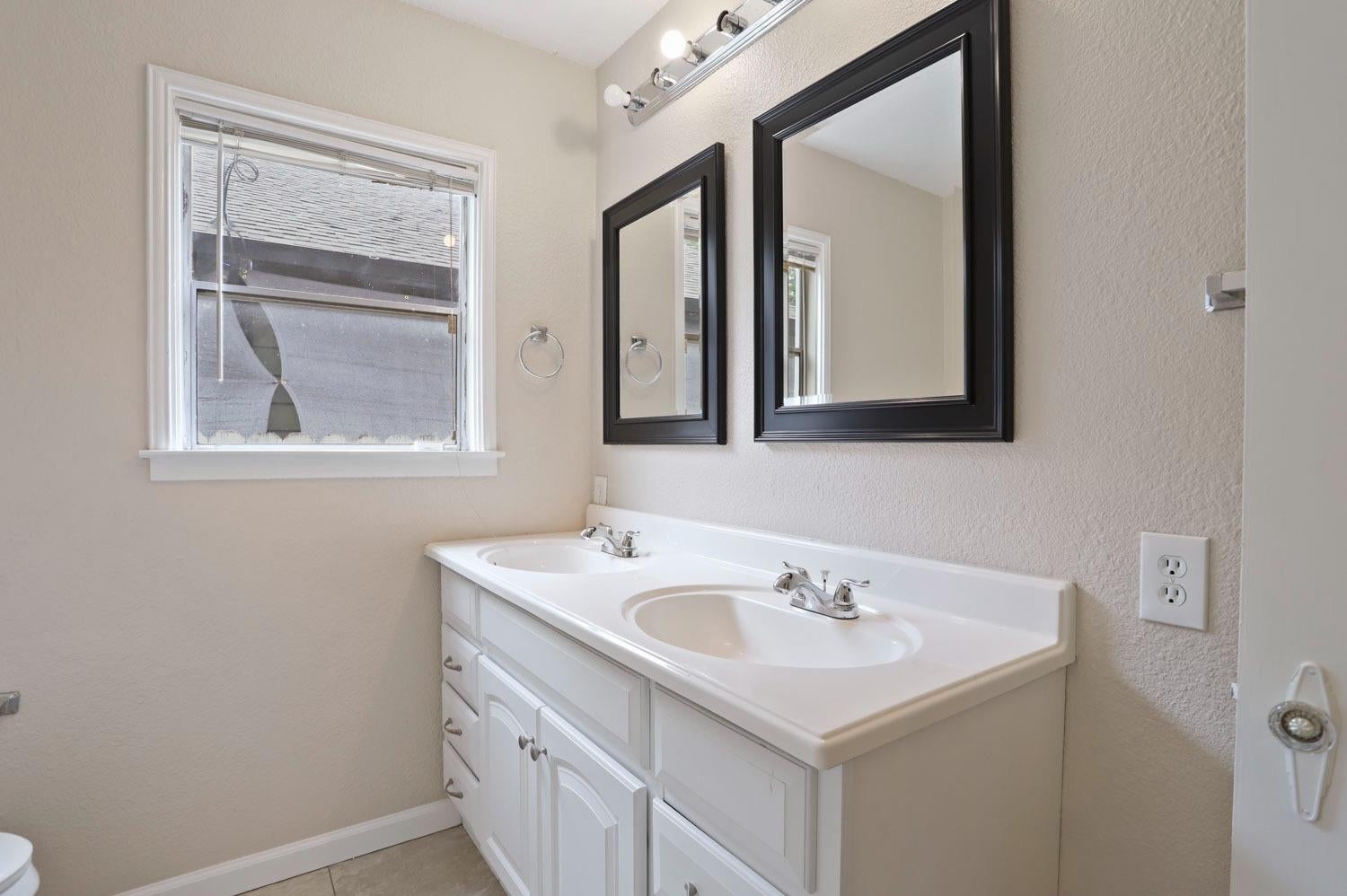 201 E Ellis Street
