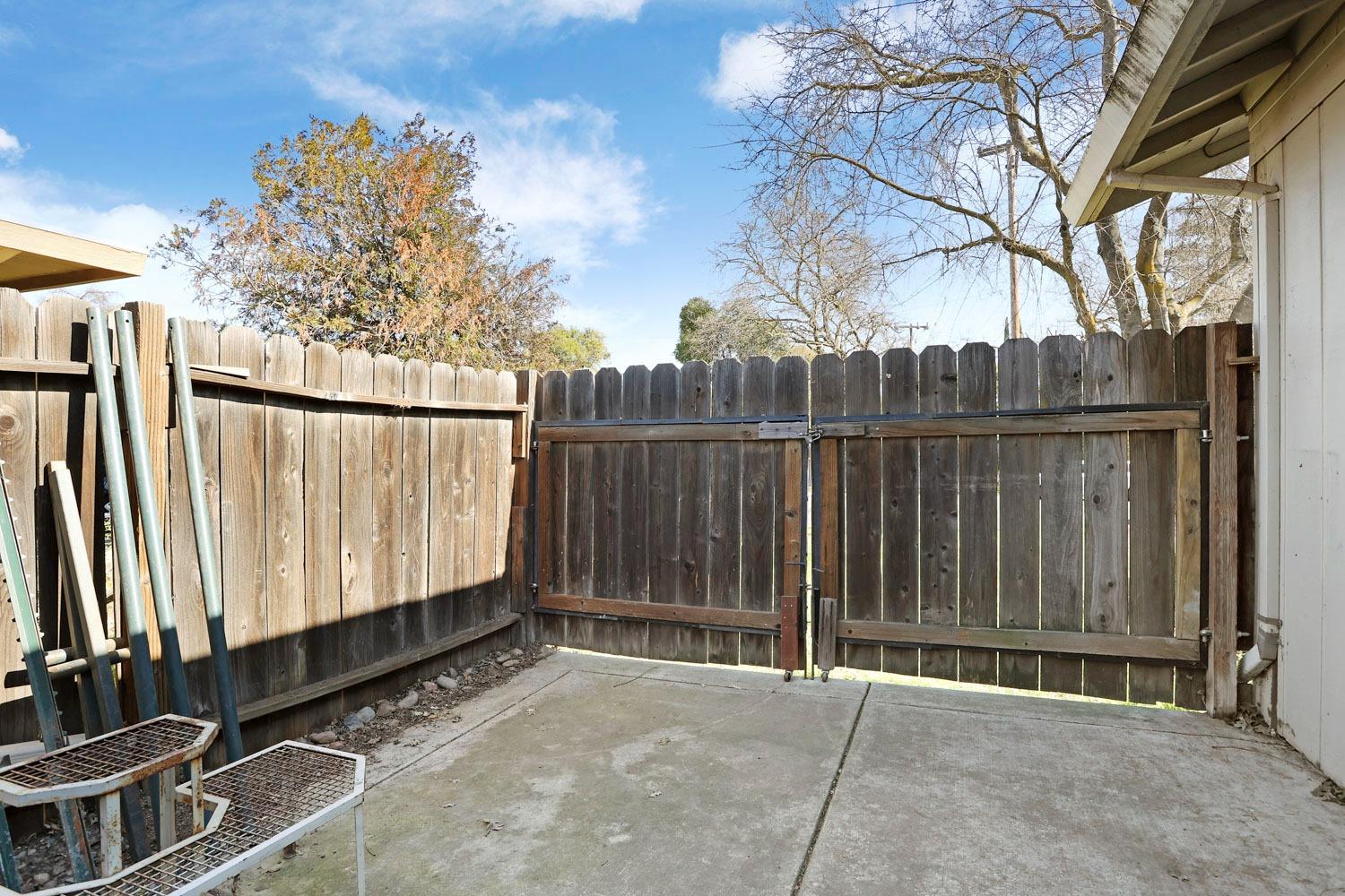 6015 Williamsburg Place
