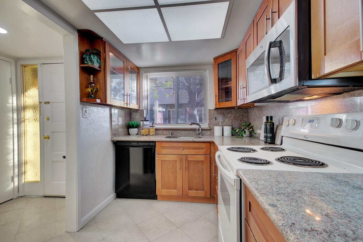 366 Lynn AVE