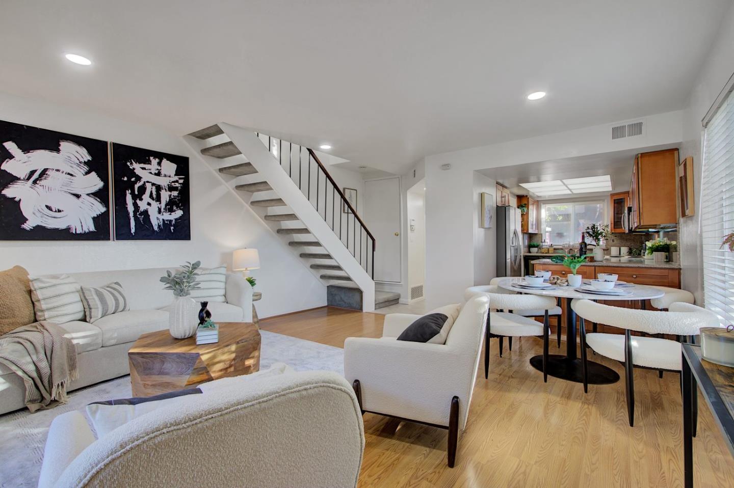 366 Lynn AVE