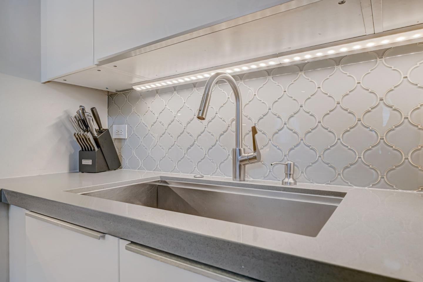 334 Santana ROW 329