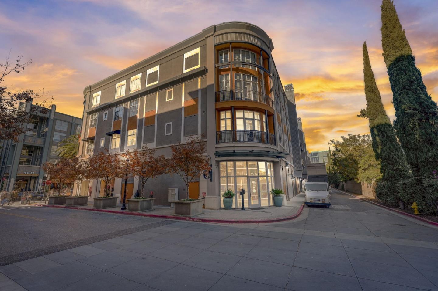 334 Santana ROW 329