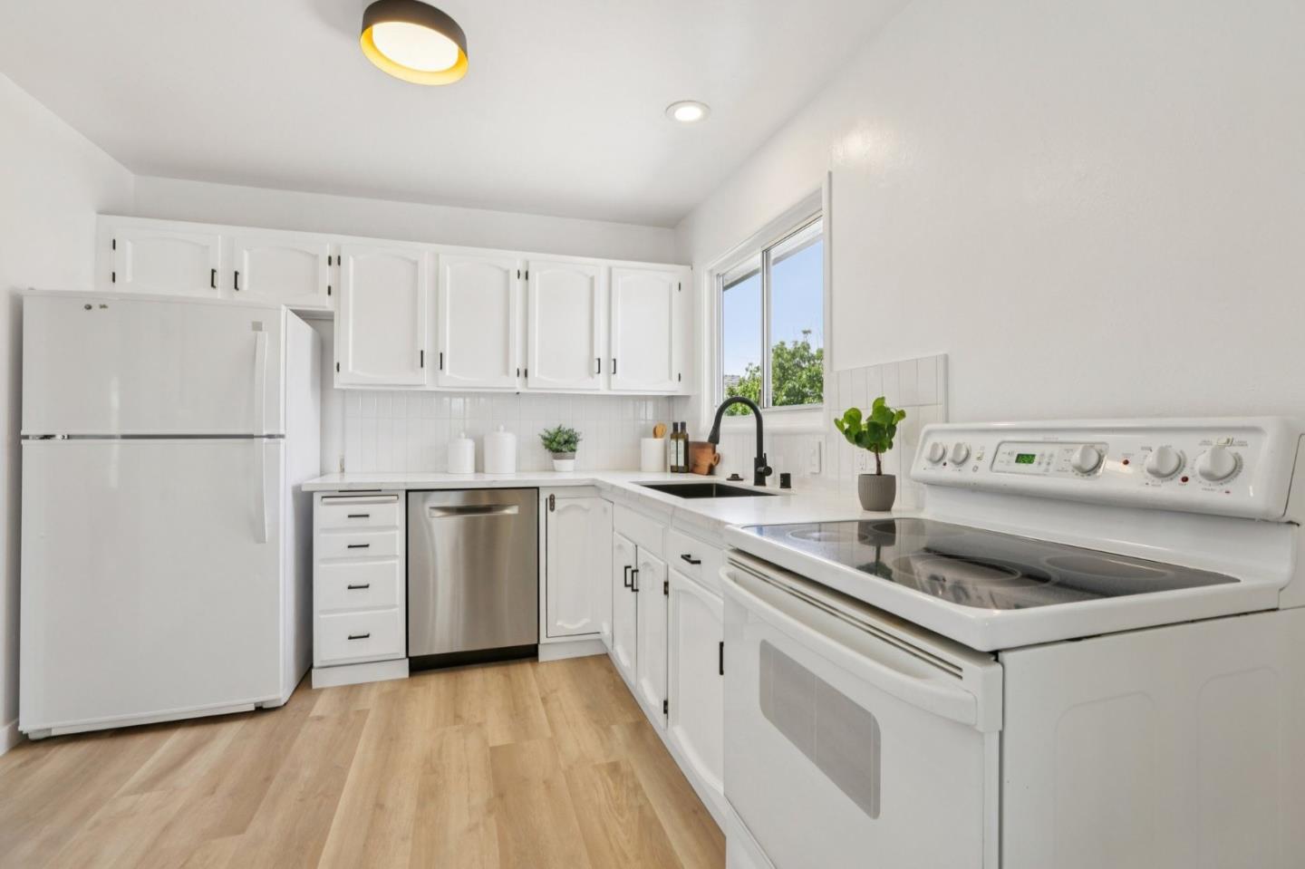 18263 Melrose Avenue