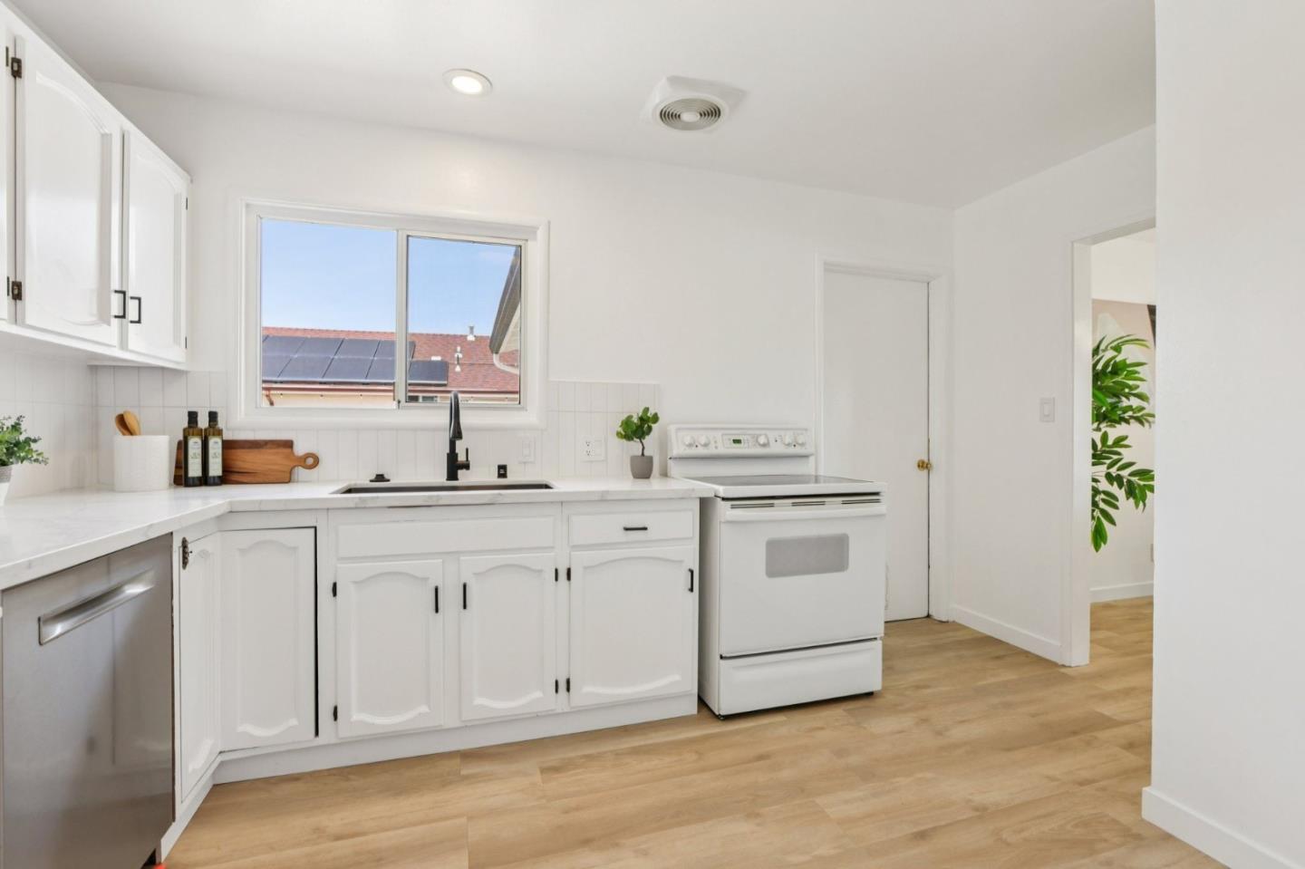 18263 Melrose Avenue