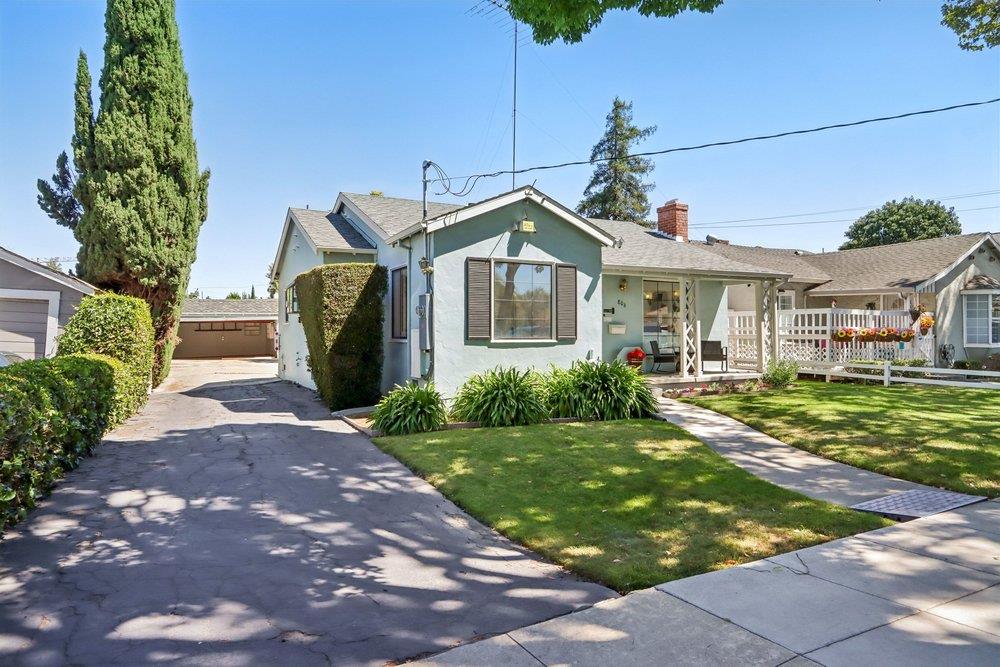 806 Harliss AVE