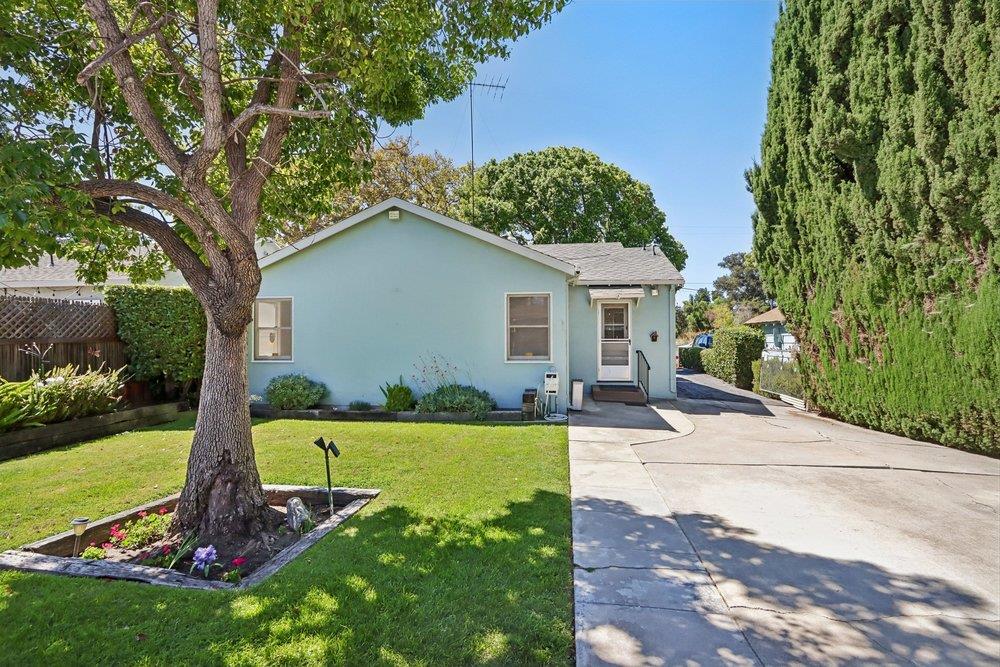 806 Harliss AVE
