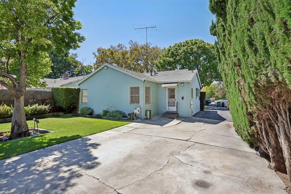 806 Harliss AVE