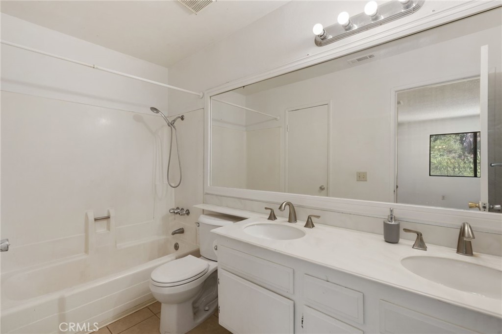21600 Laurelrim B