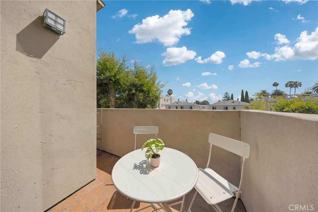1541 S Bedford 205