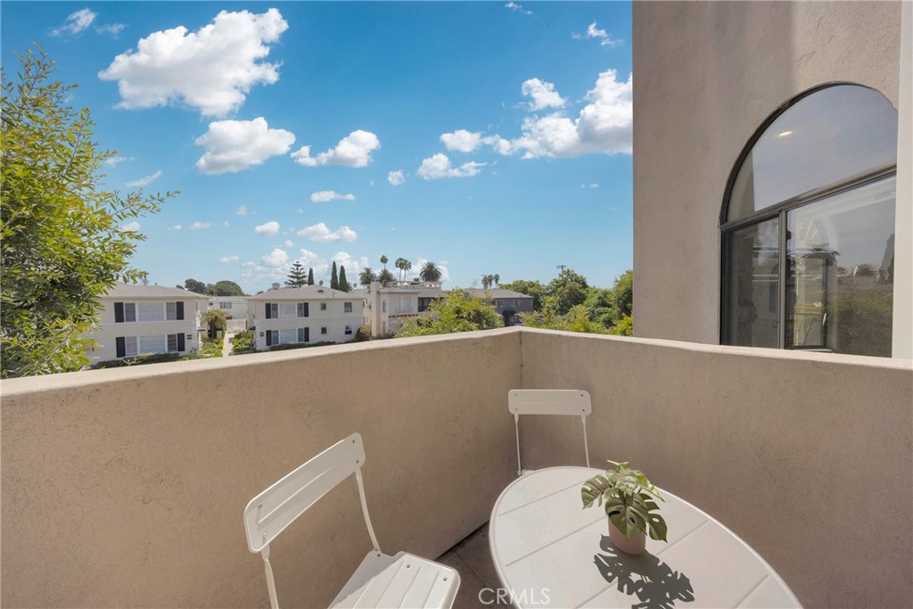 1541 S Bedford 205