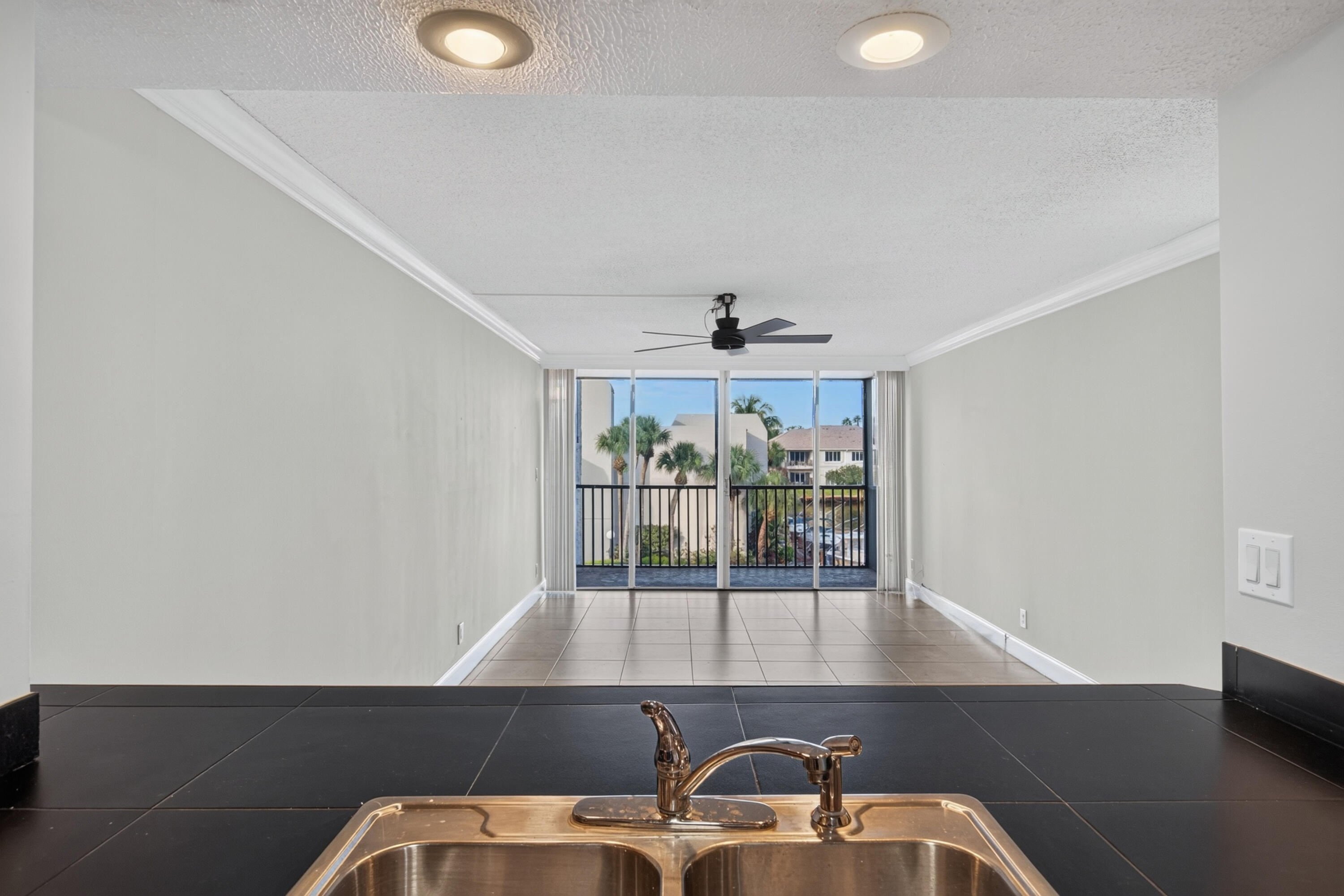 6 ROYAL PALM Way 307