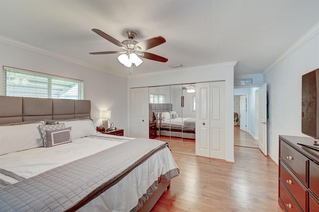 6596 Westwood Boulevard W