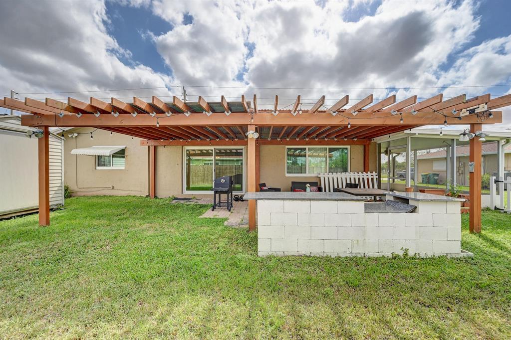 6596 Westwood Boulevard W