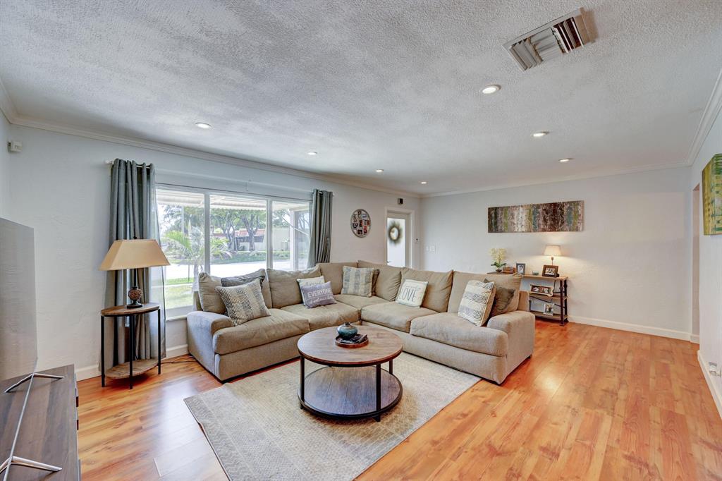 6596 Westwood Boulevard W