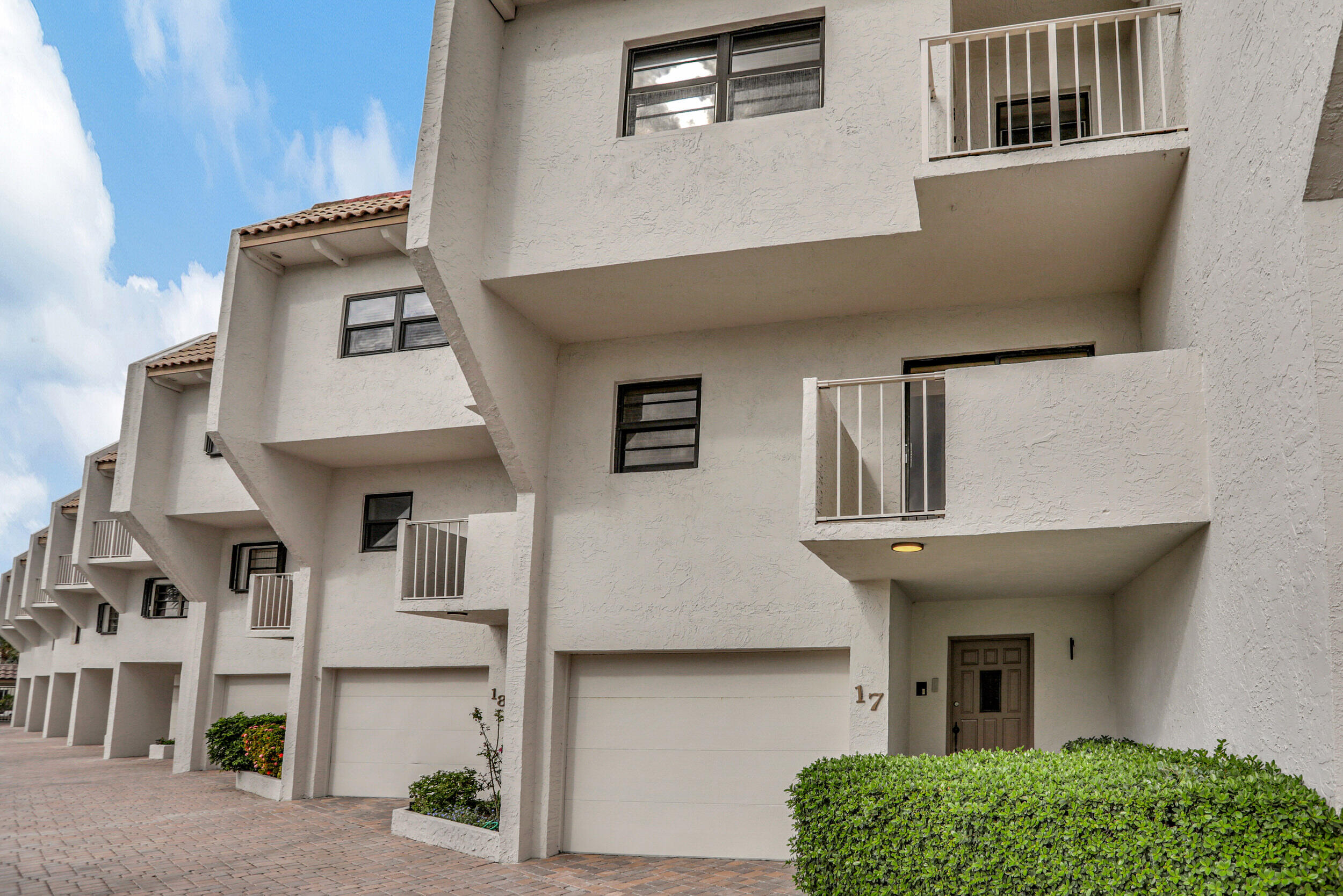 1222 Hillsboro Mile Unit: 17