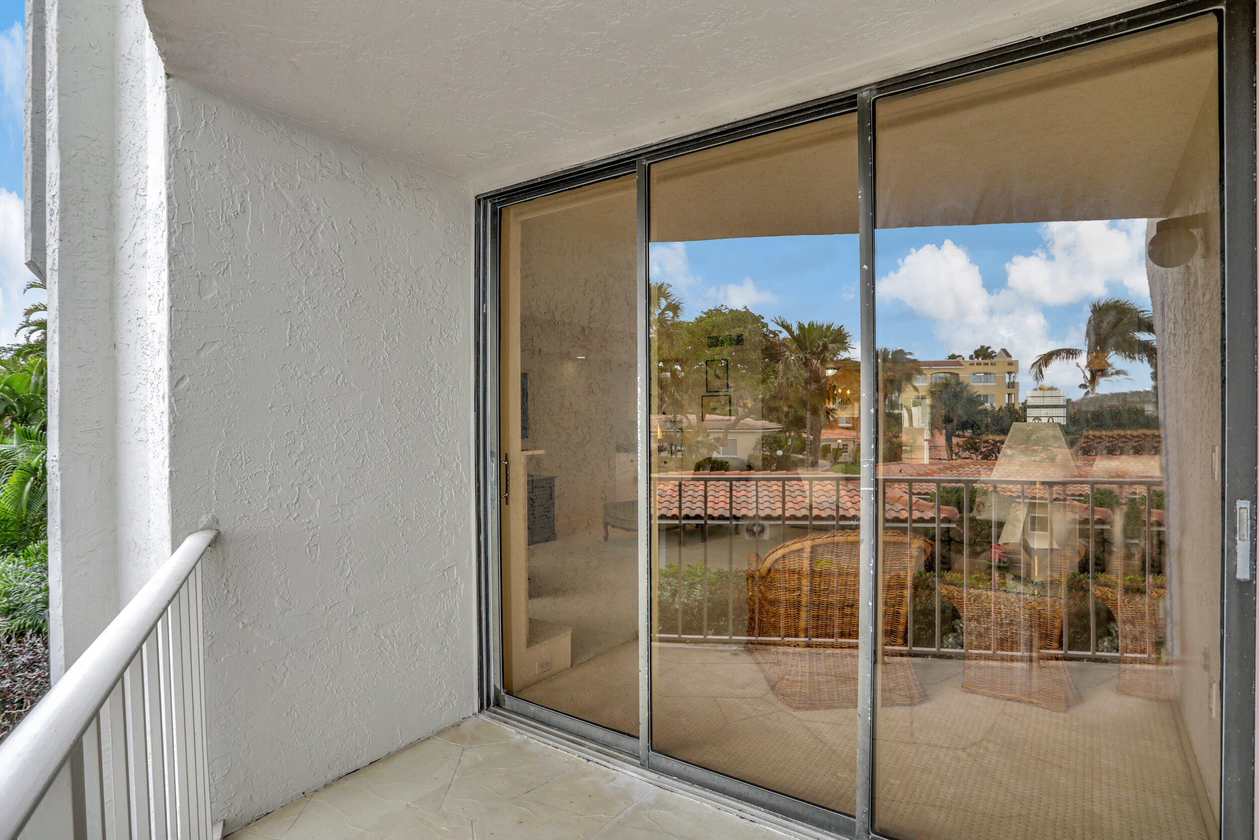 1222 Hillsboro Mile Unit: 17