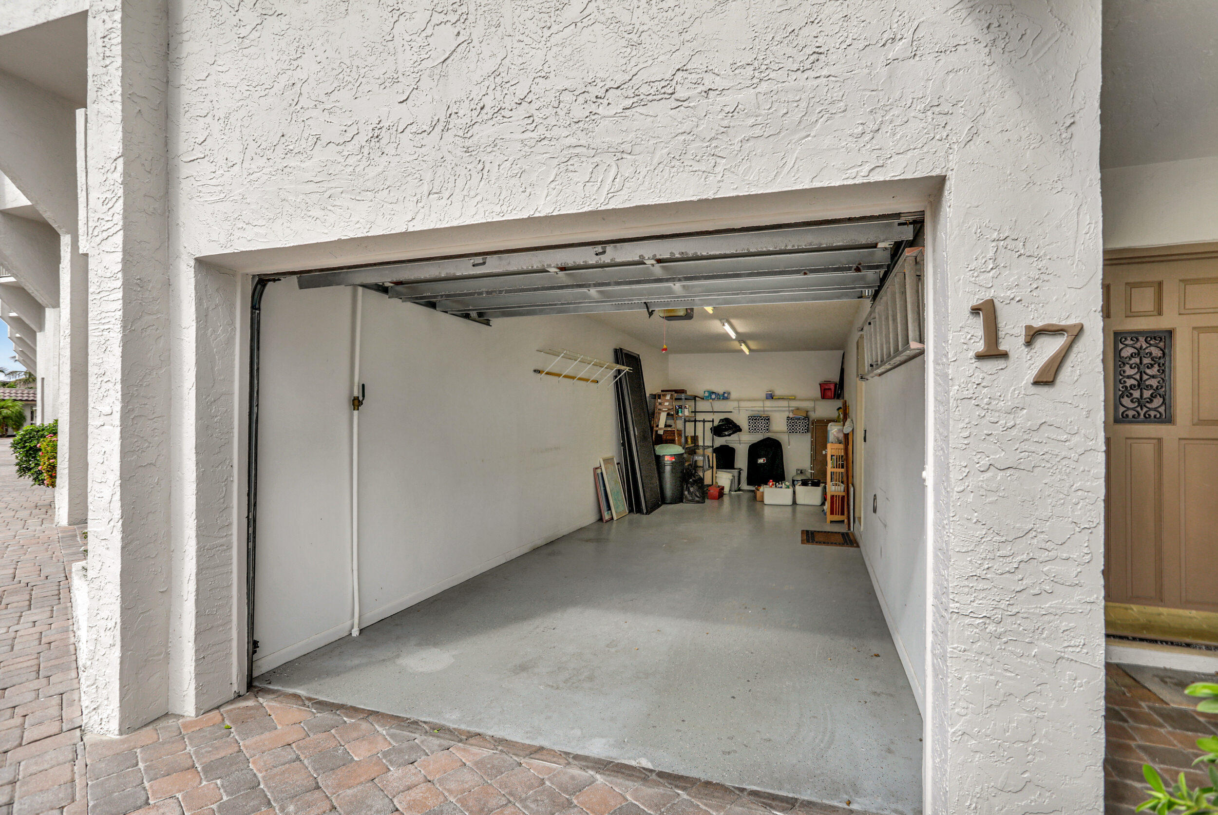 1222 Hillsboro Mile Unit: 17