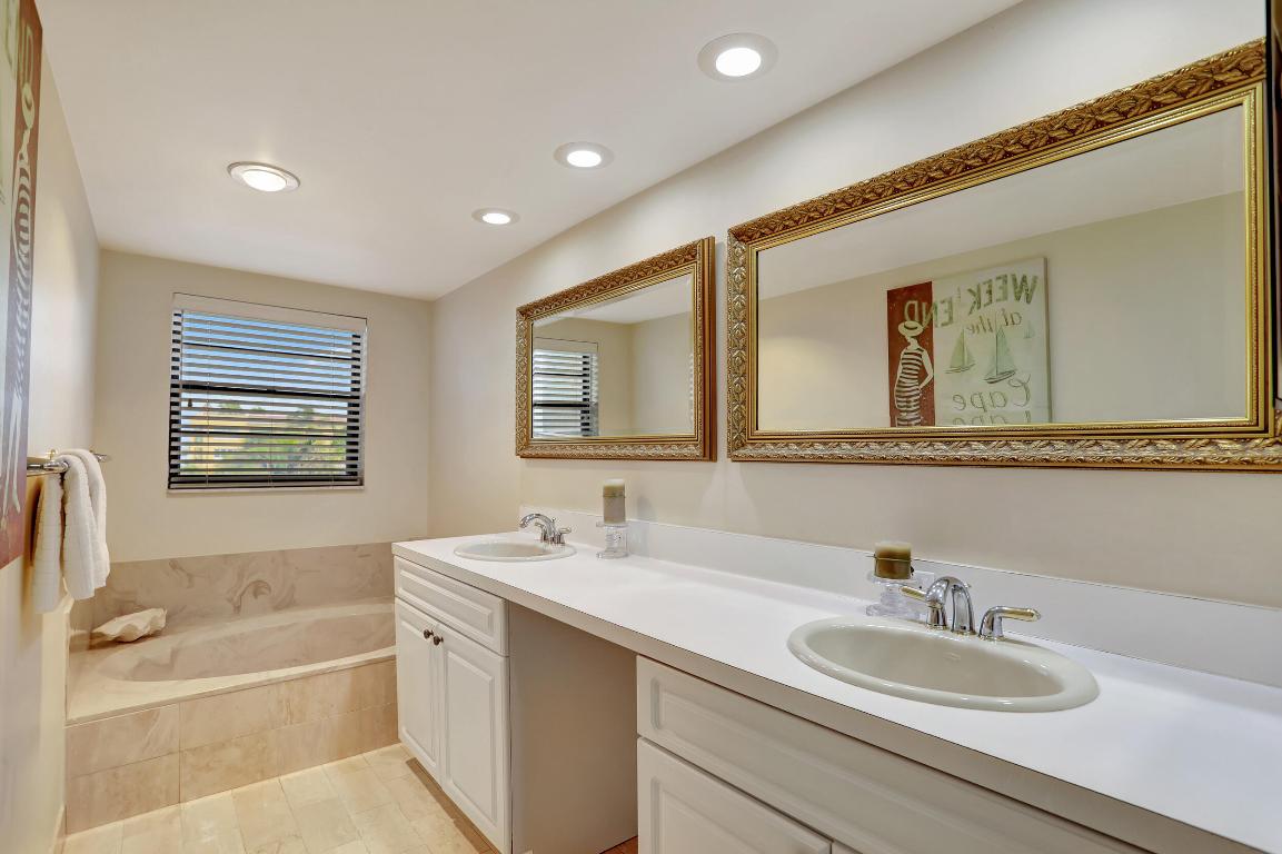 1222 Hillsboro Mile Unit: 17