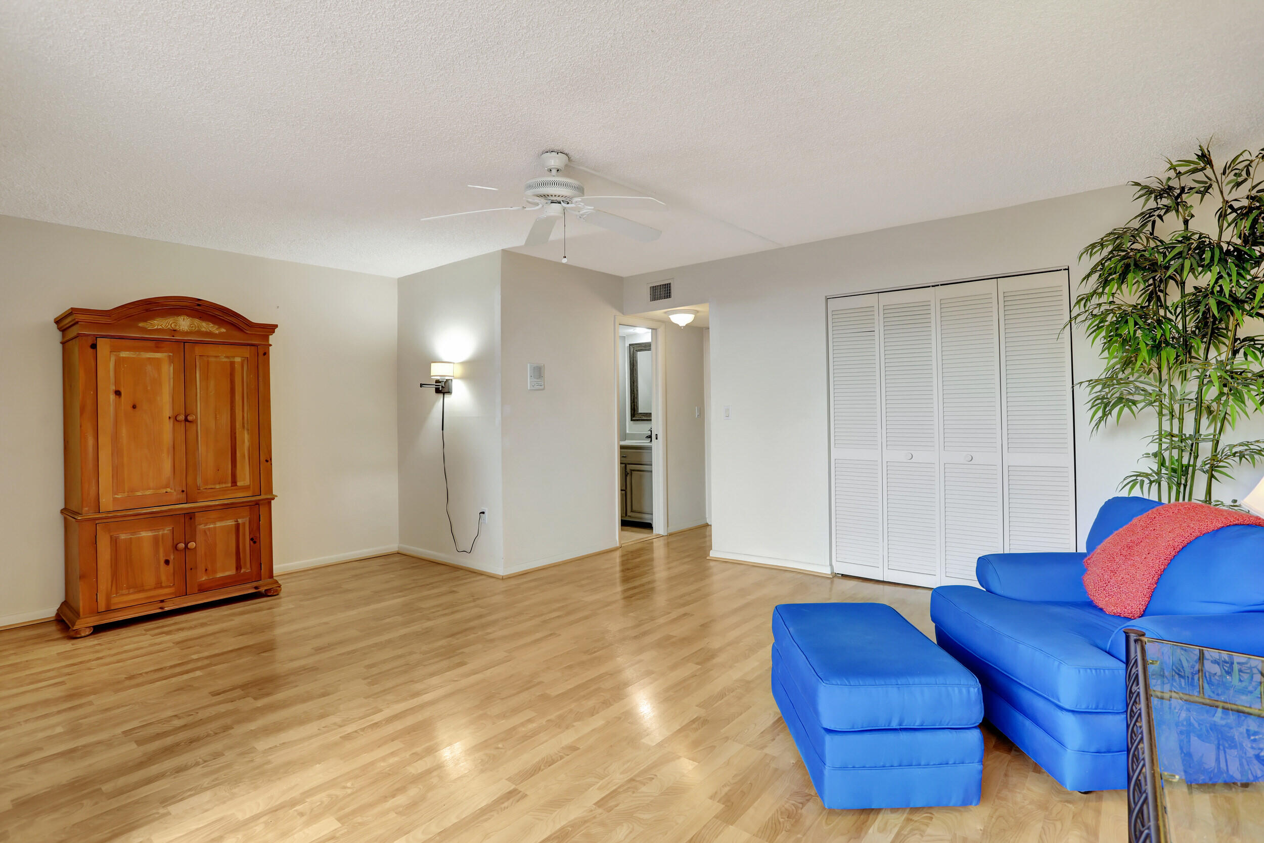 1222 Hillsboro Mile Unit: 17