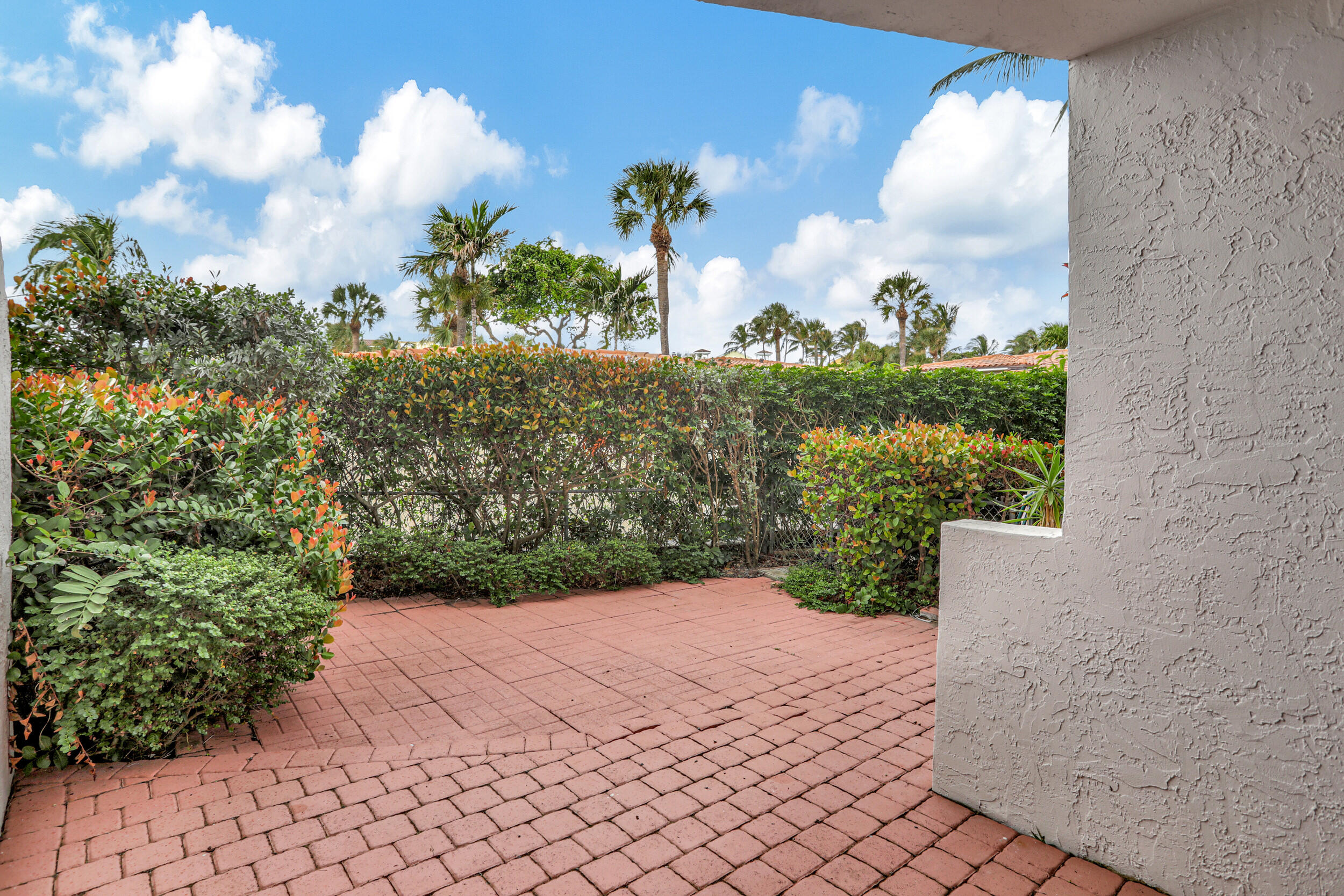 1222 Hillsboro Mile Unit: 17