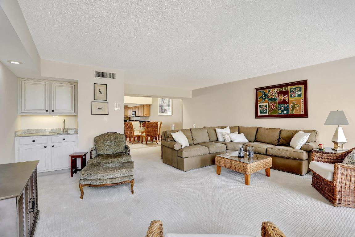 1222 Hillsboro Mile Unit: 17