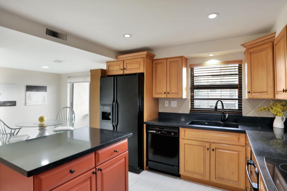 1222 Hillsboro Mile Unit: 17