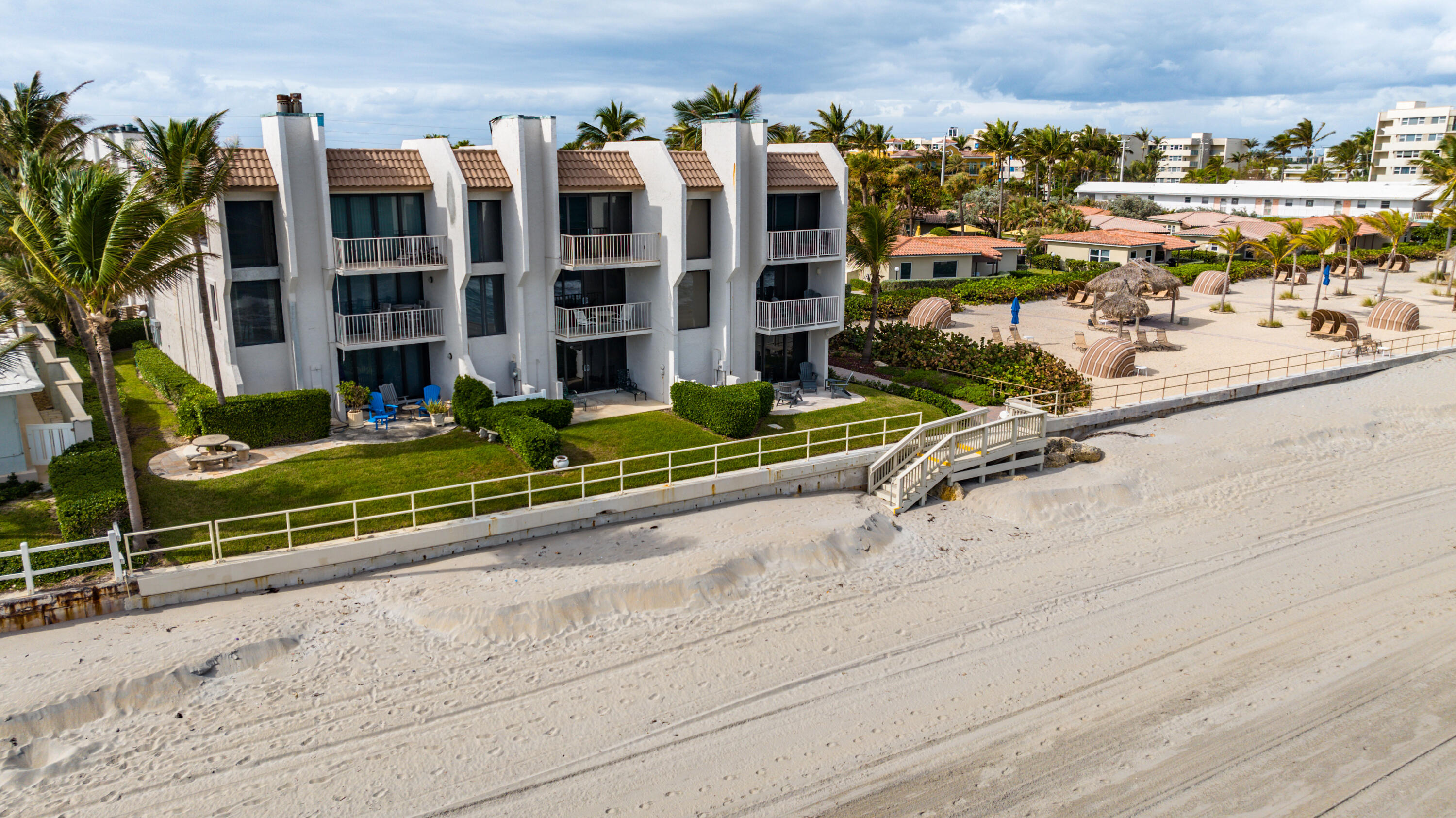 1222 Hillsboro Mile Unit: 17