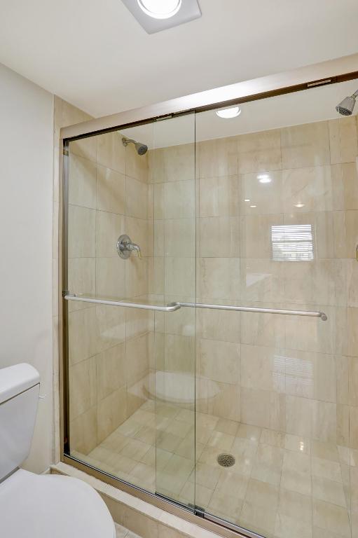 1222 Hillsboro Mile Unit: 17