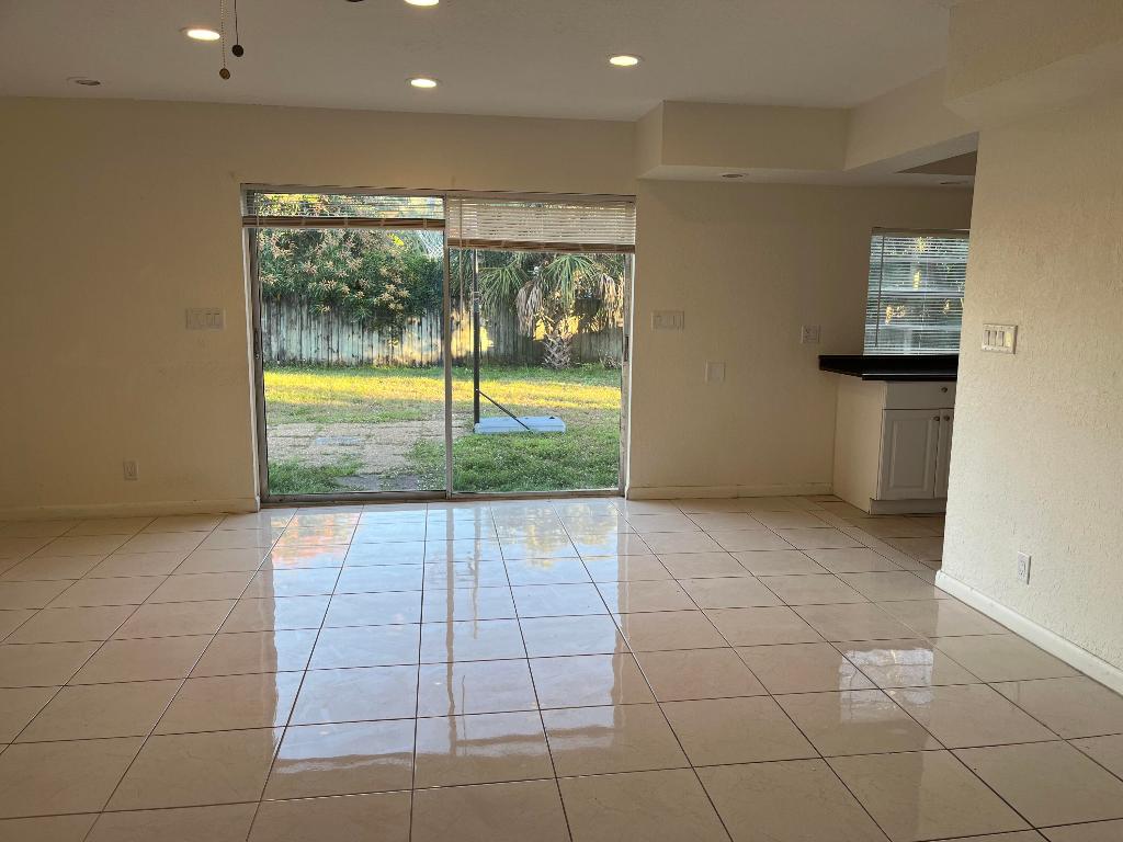 4310 NE 15th Terrace