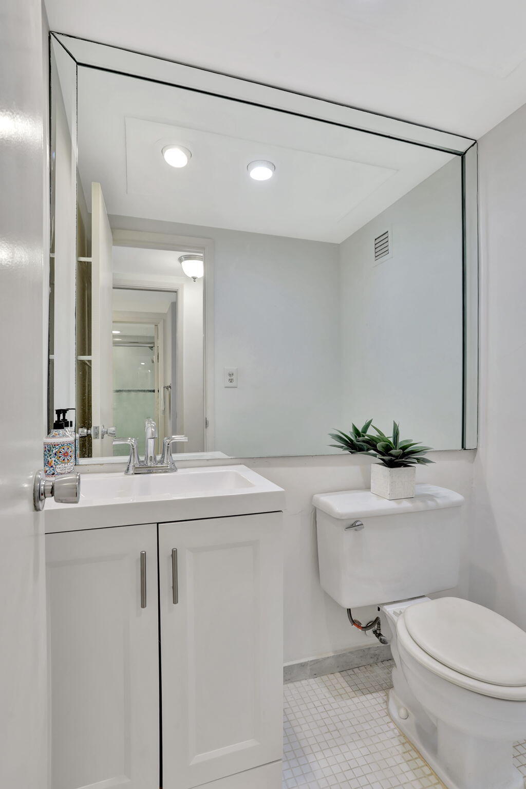 1069 Hillsboro Mile, Unit 705