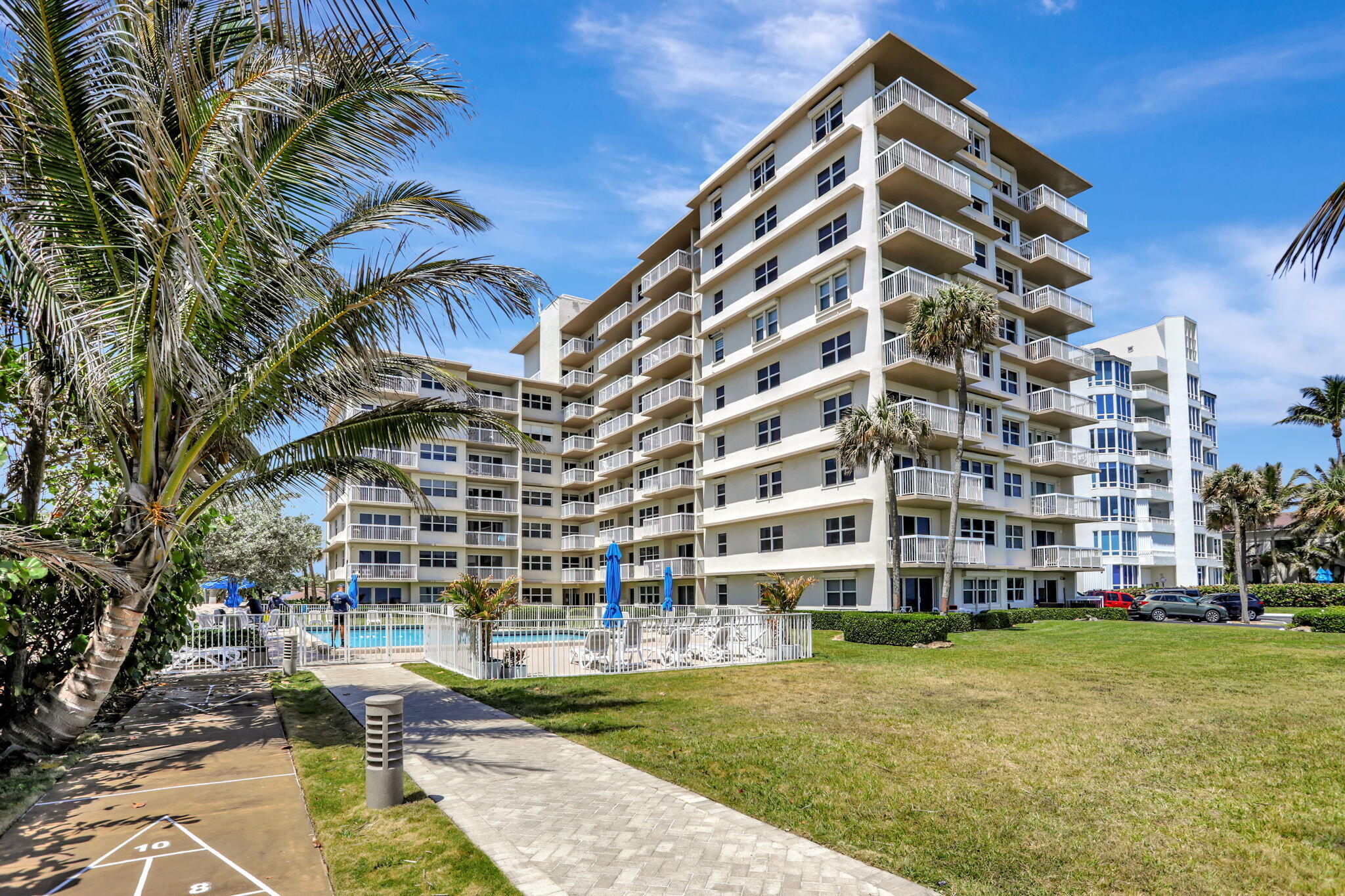 1069 Hillsboro Mile, Unit 705