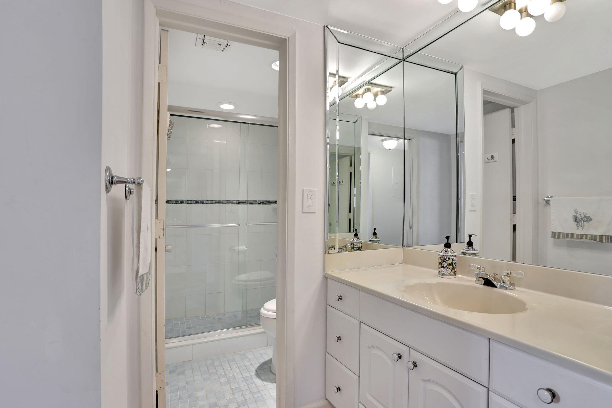 1069 Hillsboro Mile, Unit 705