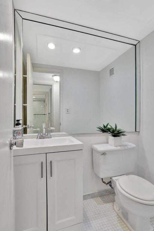 1069 Hillsboro Mile, Unit 705