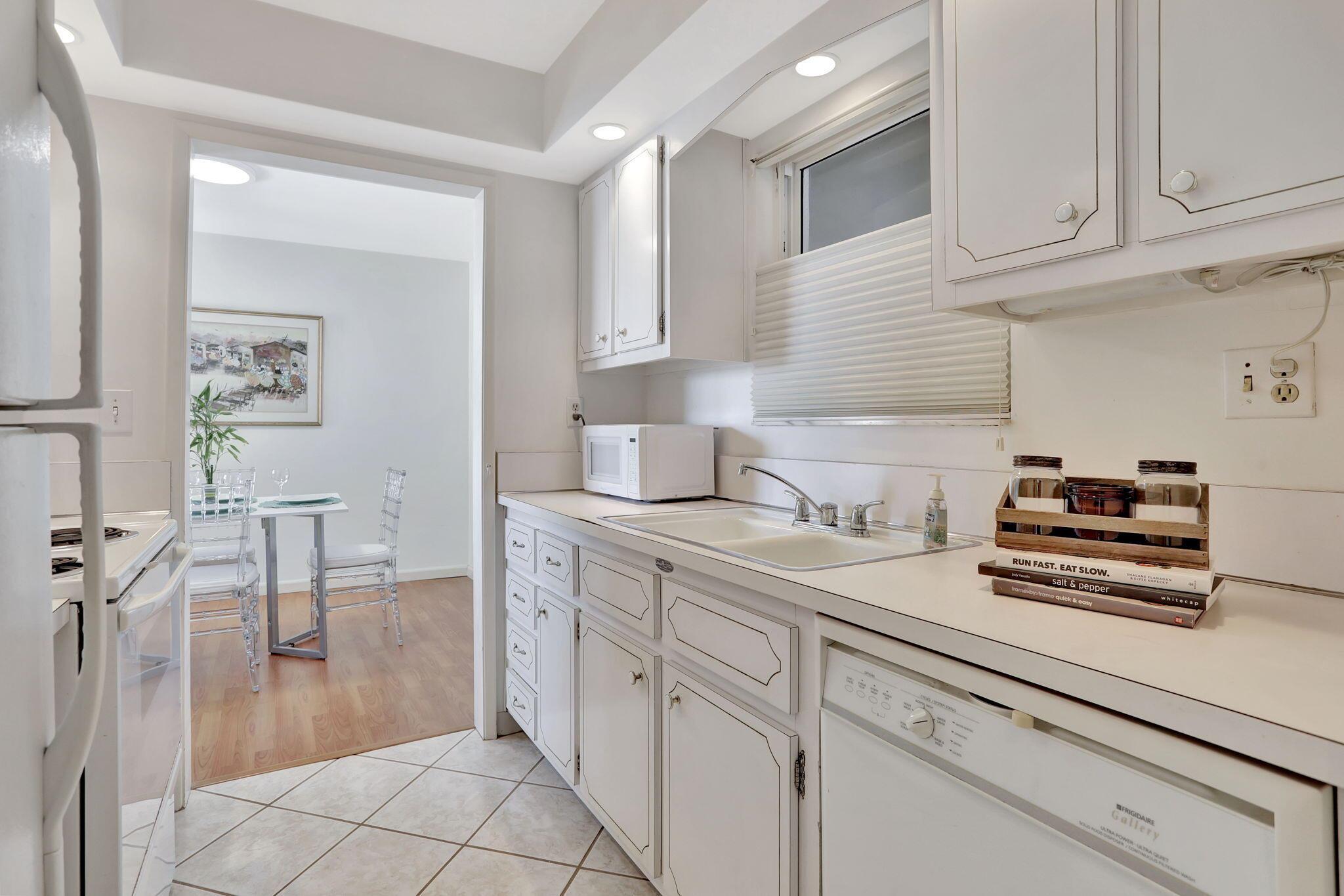 1069 Hillsboro Mile, Unit 705